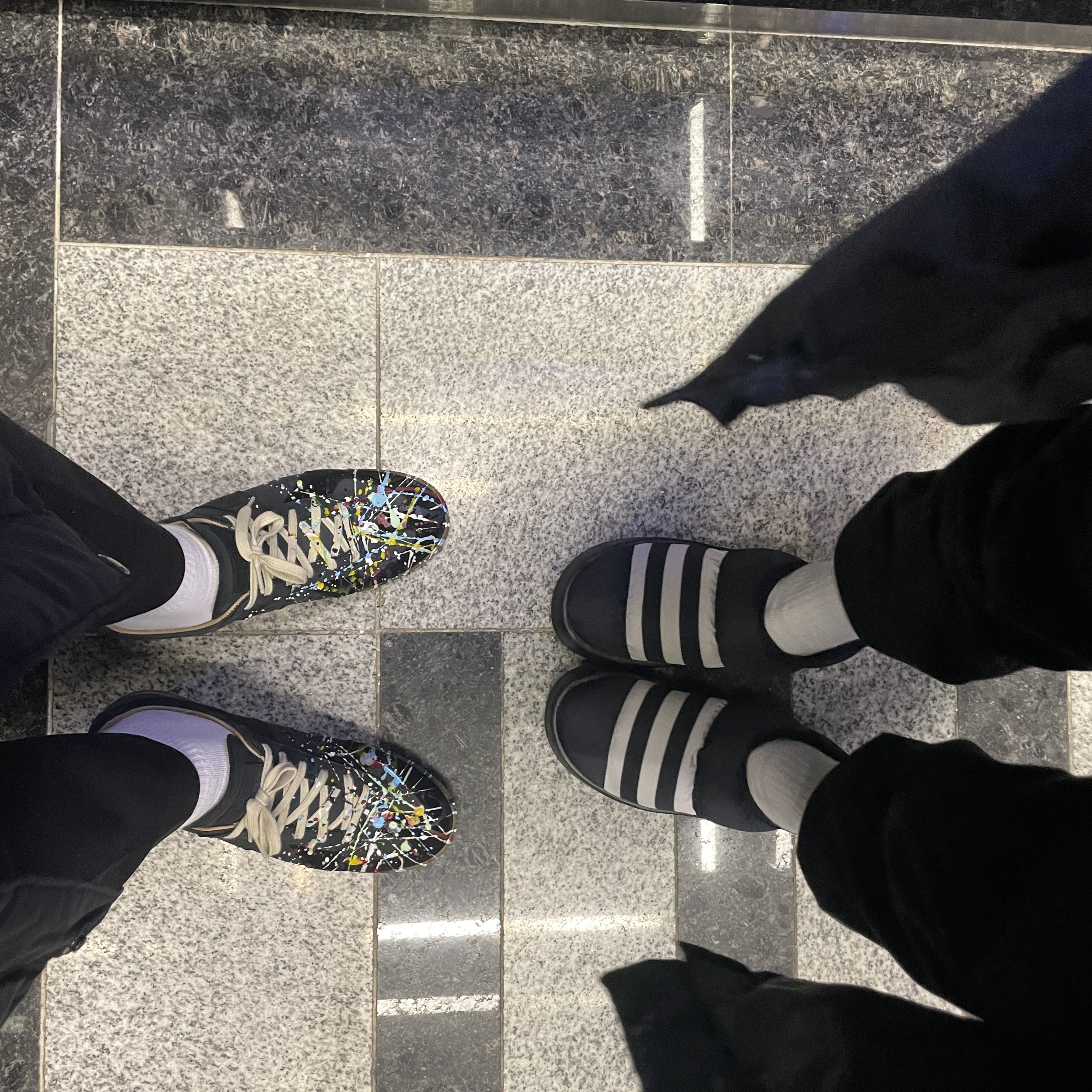 (W) Golden Goose Superstar White Silver Heel Tab Sneakers, Maison Margiela Replica Paint Drop Sneakers Black 착용 스타일 - 2
