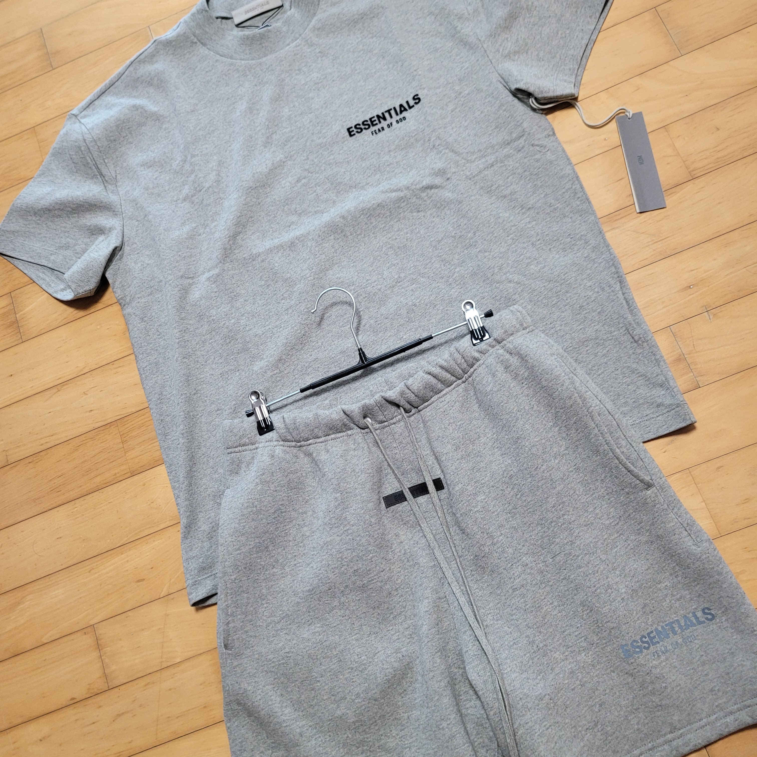 Essentials The Core Collection T-Shirt Dark Oatmeal, Essentials The Core Collection Sweatshorts Heather Oatmeal 착용 스타일