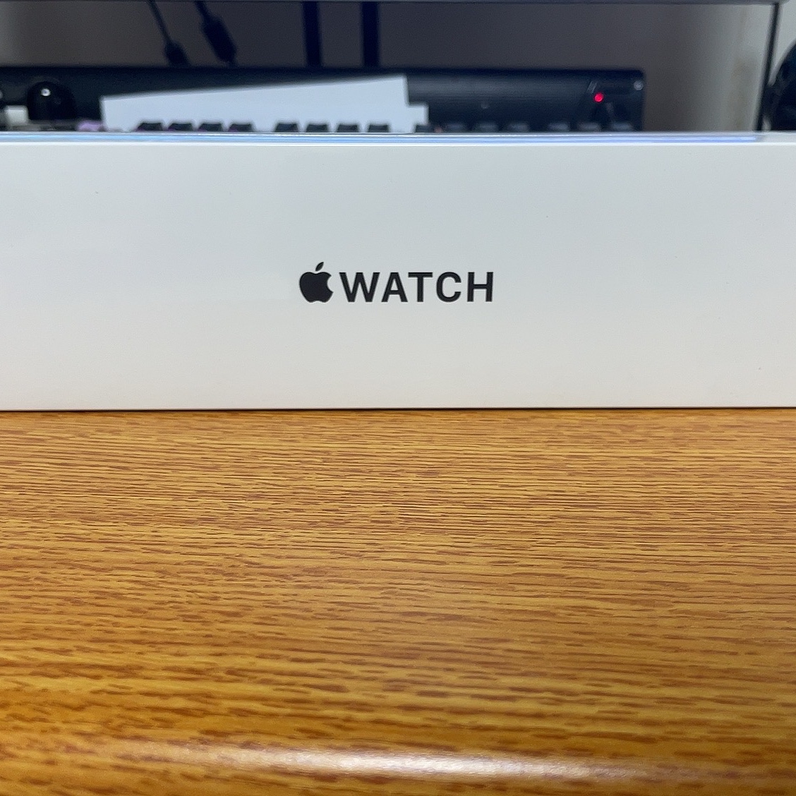 Apple Watch SE 44mm GPS Gold Aluminum Case with Sport Band Starlight (Korean Ver.) 착용 스타일 - 1