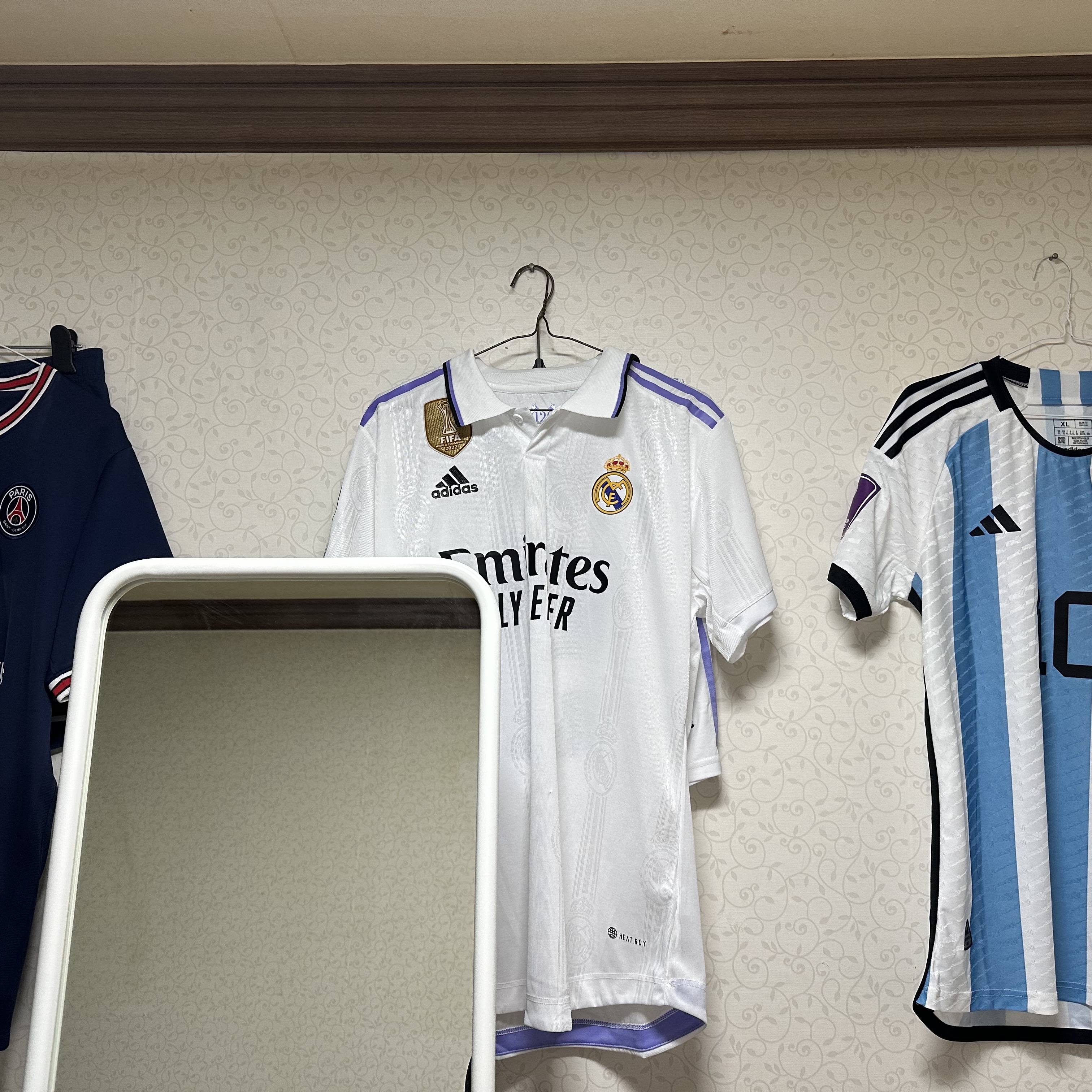 Adidas Real Madrid 2022/23 Home Jersey White - KR Sizing (Non Marking Ver.), Jordan x Paris Saint-Germain 2021/22 Dri-Fit Stadium Home Jersey Midnight Navy (Non Marking Ver.) 착용 스타일