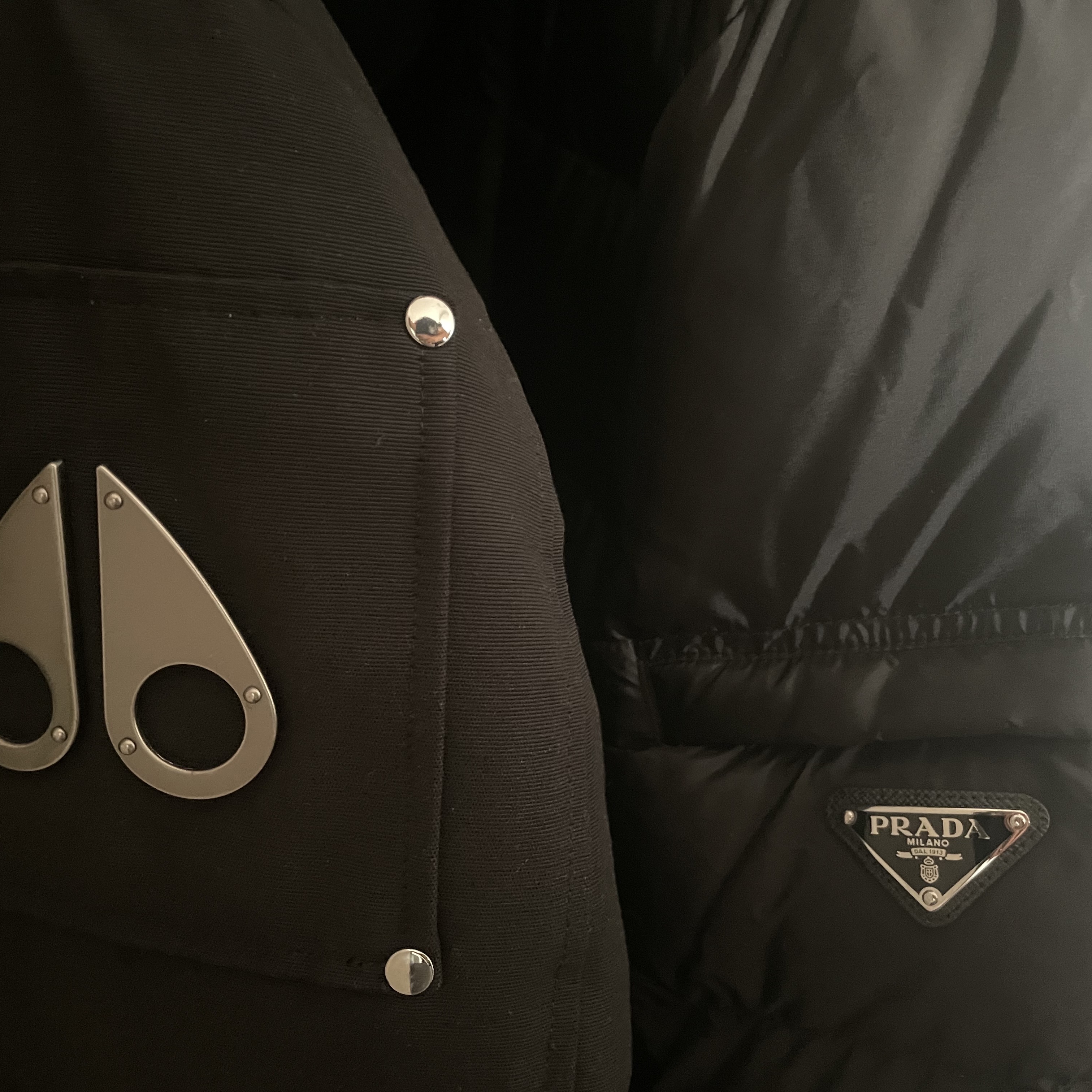 Prada Re-Nylon Short Puffer Jacket Black, Moose Knuckles Ballistic Bomber White Fox Fur Black 착용 스타일 - 1