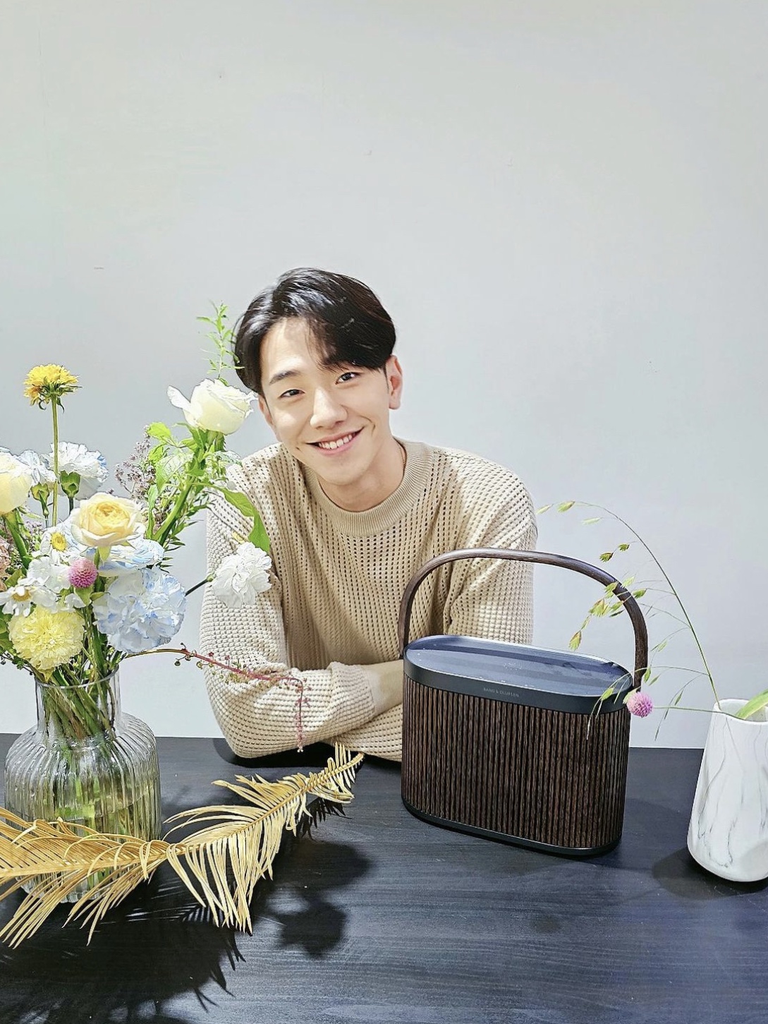 Bang & Olufsen Beosound A5 Dark Oak 착용 스타일 - 2