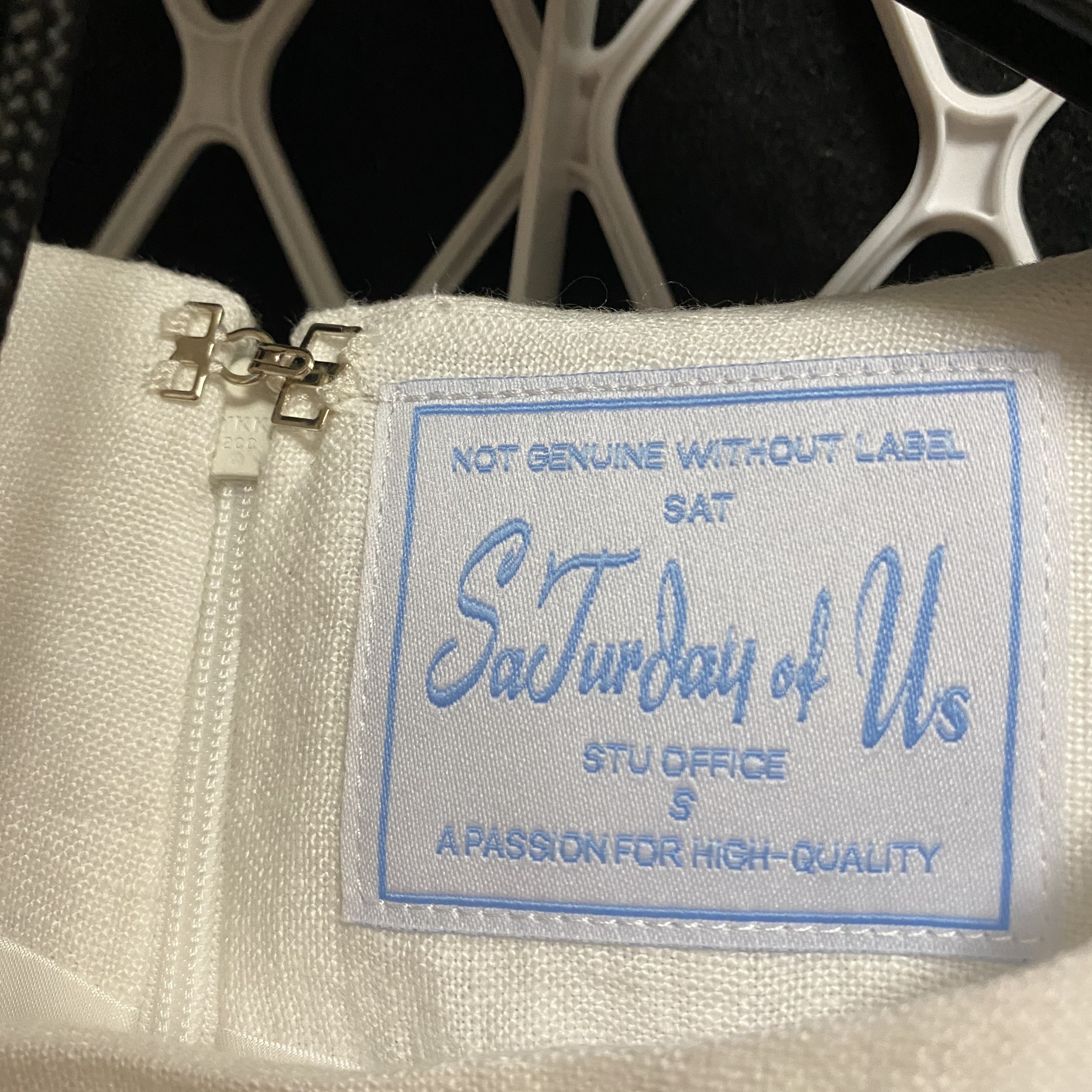 [KREAM 단독] STU Women Buttoned Linen Dress White 착용 스타일 - 1
