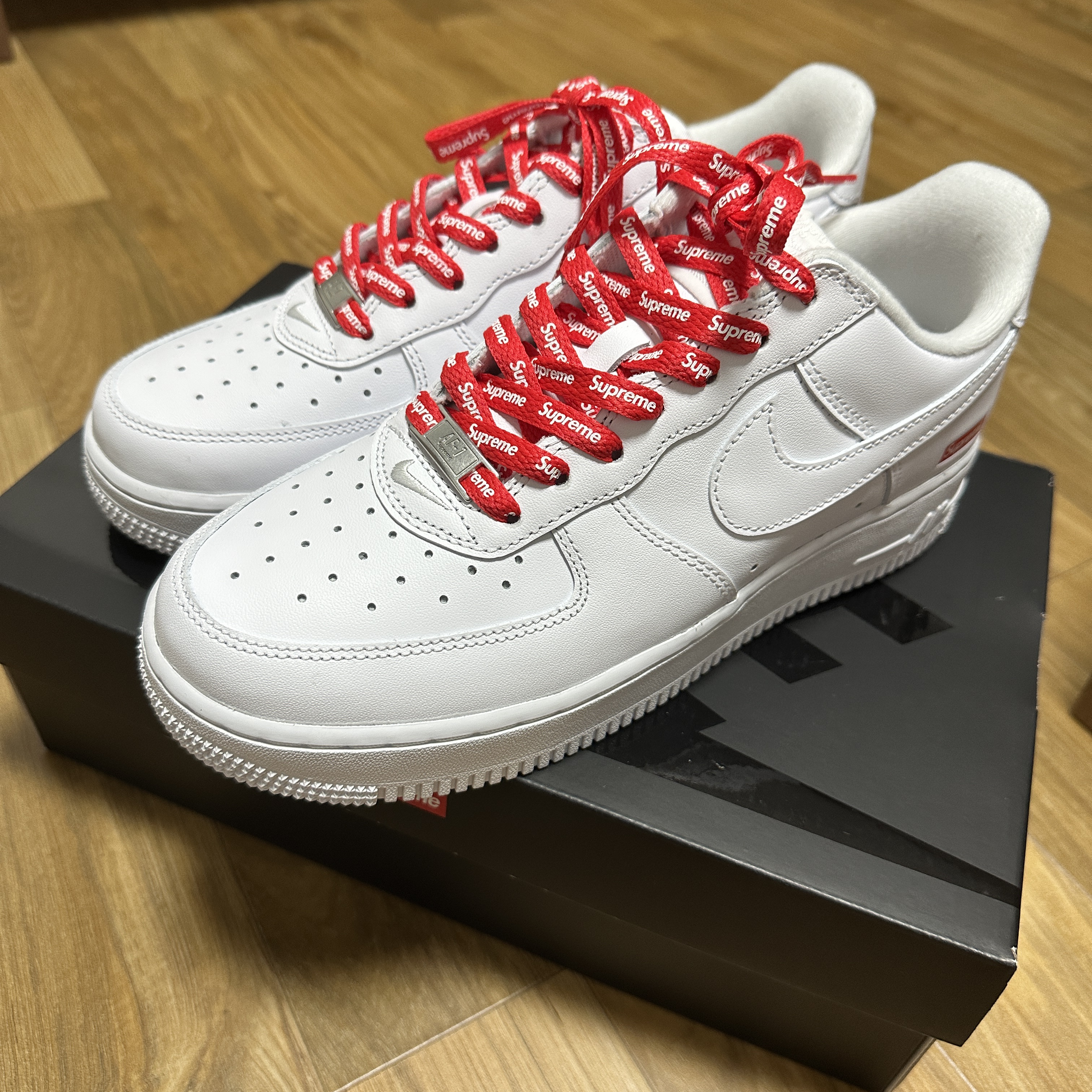 Nike x Supreme Air Force 1 Low White 착용 스타일