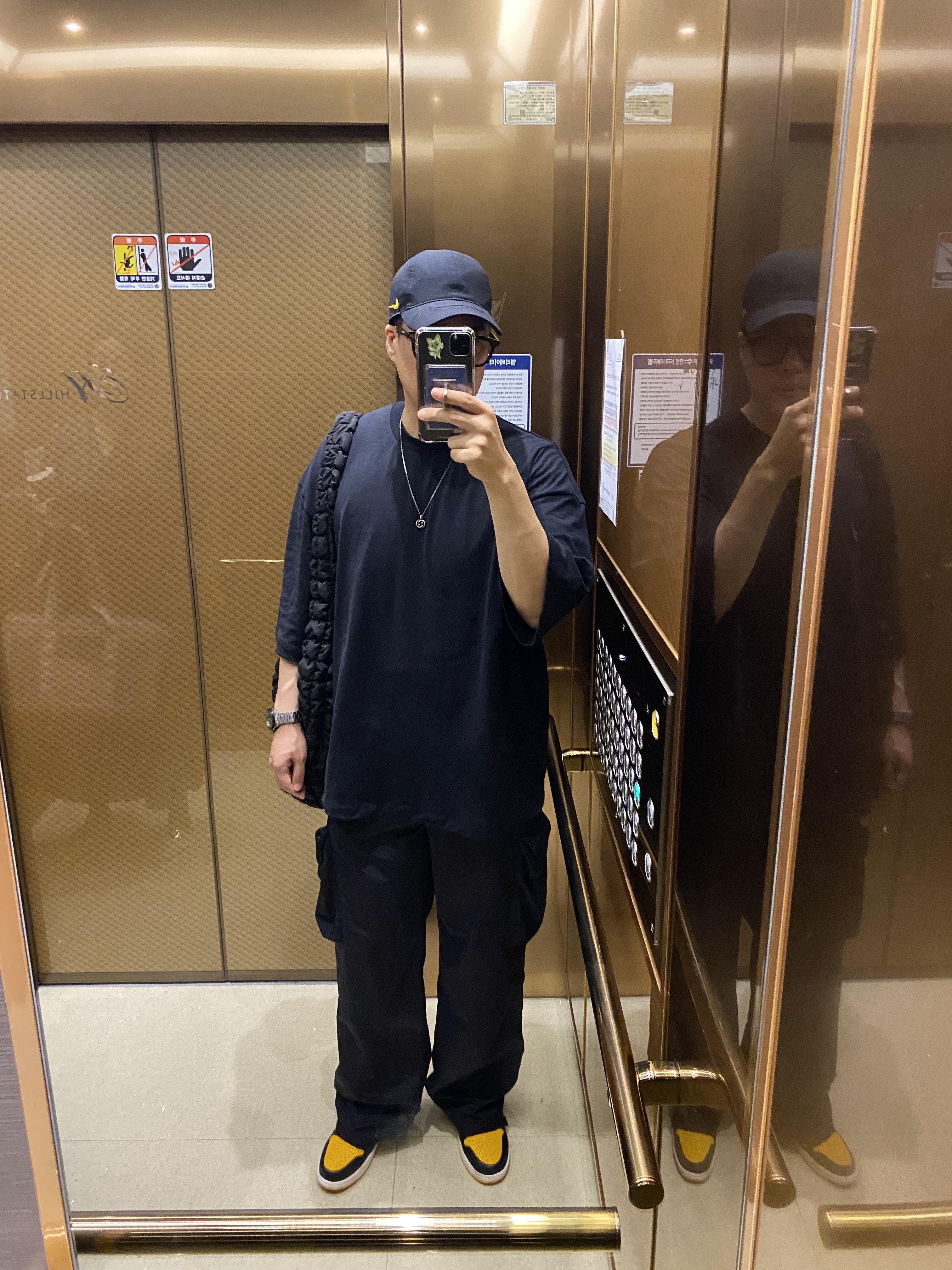 Nike x Drake Nocta Essential Cap Black, Jordan 1 Retro High OG Taxi 착용 스타일