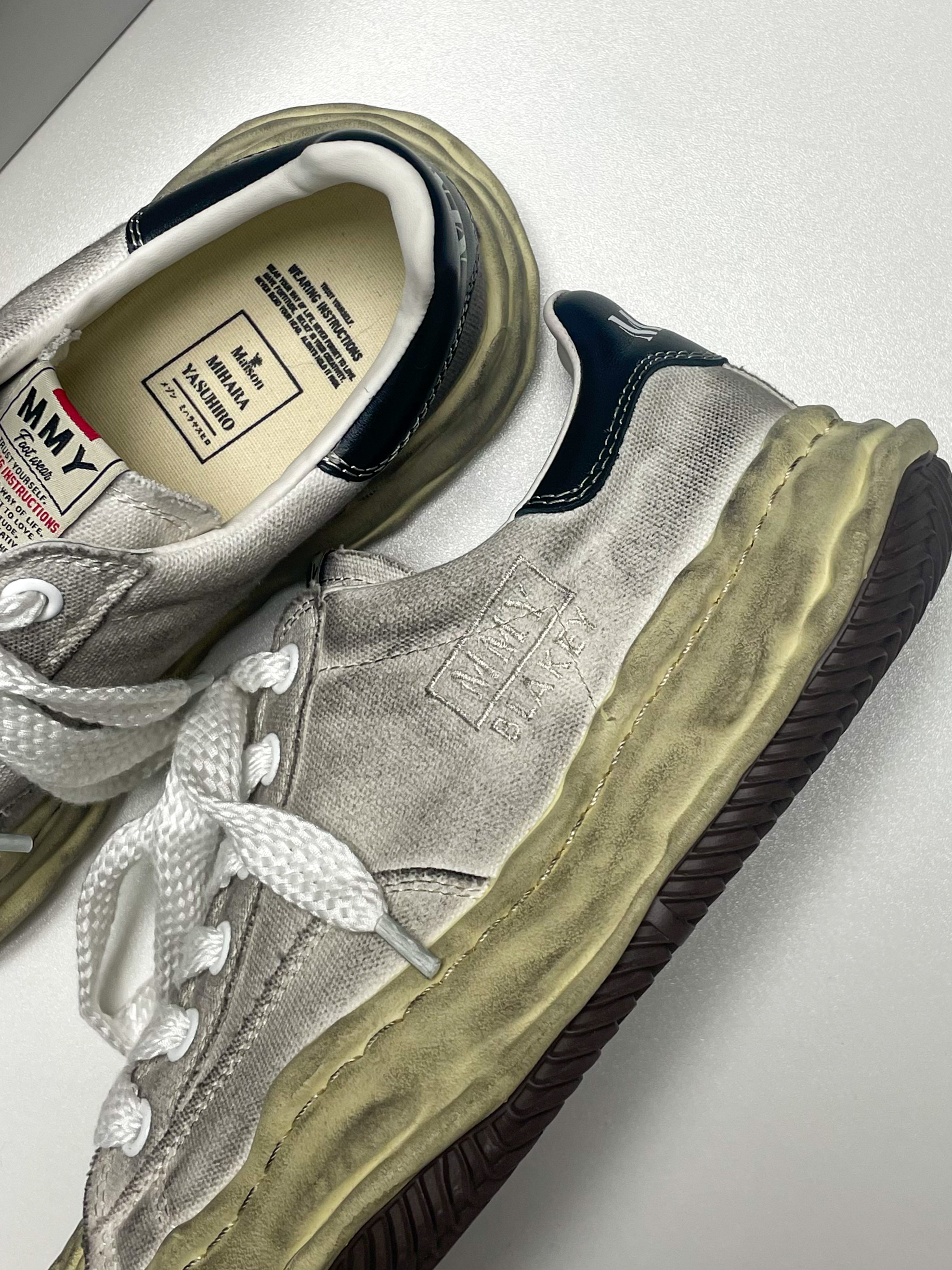 Maison Mihara Yasuhiro Blakey OG Sole Distressed Canvas Low-top Sneakers White 착용 스타일 - 3