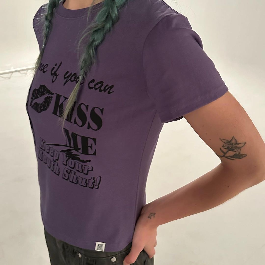 Thevinylhouse Kiss Me T-Shirt Purple 착용 스타일