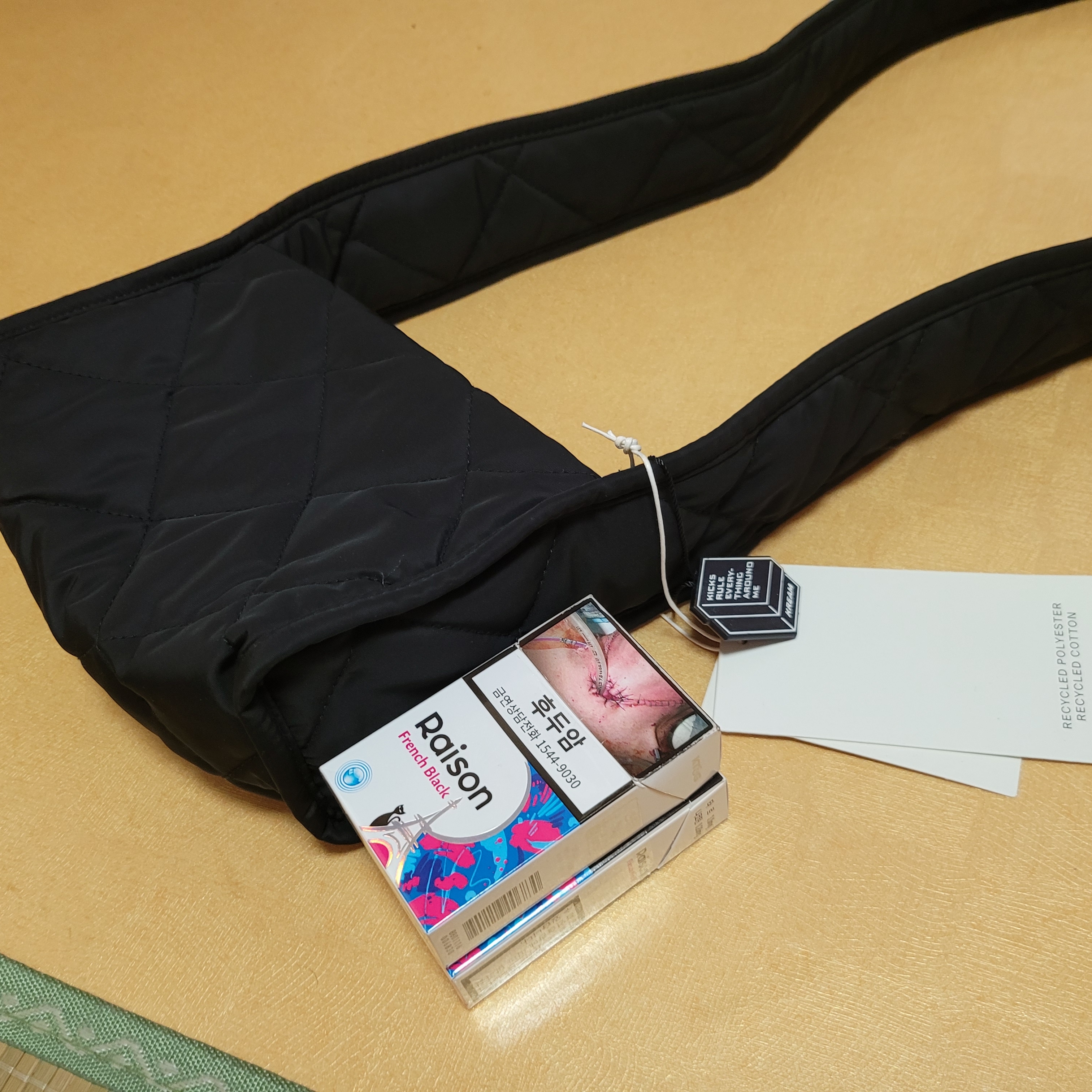 COS Diamond Quilted Mini Crossbody Bag Black 착용 스타일 - 2