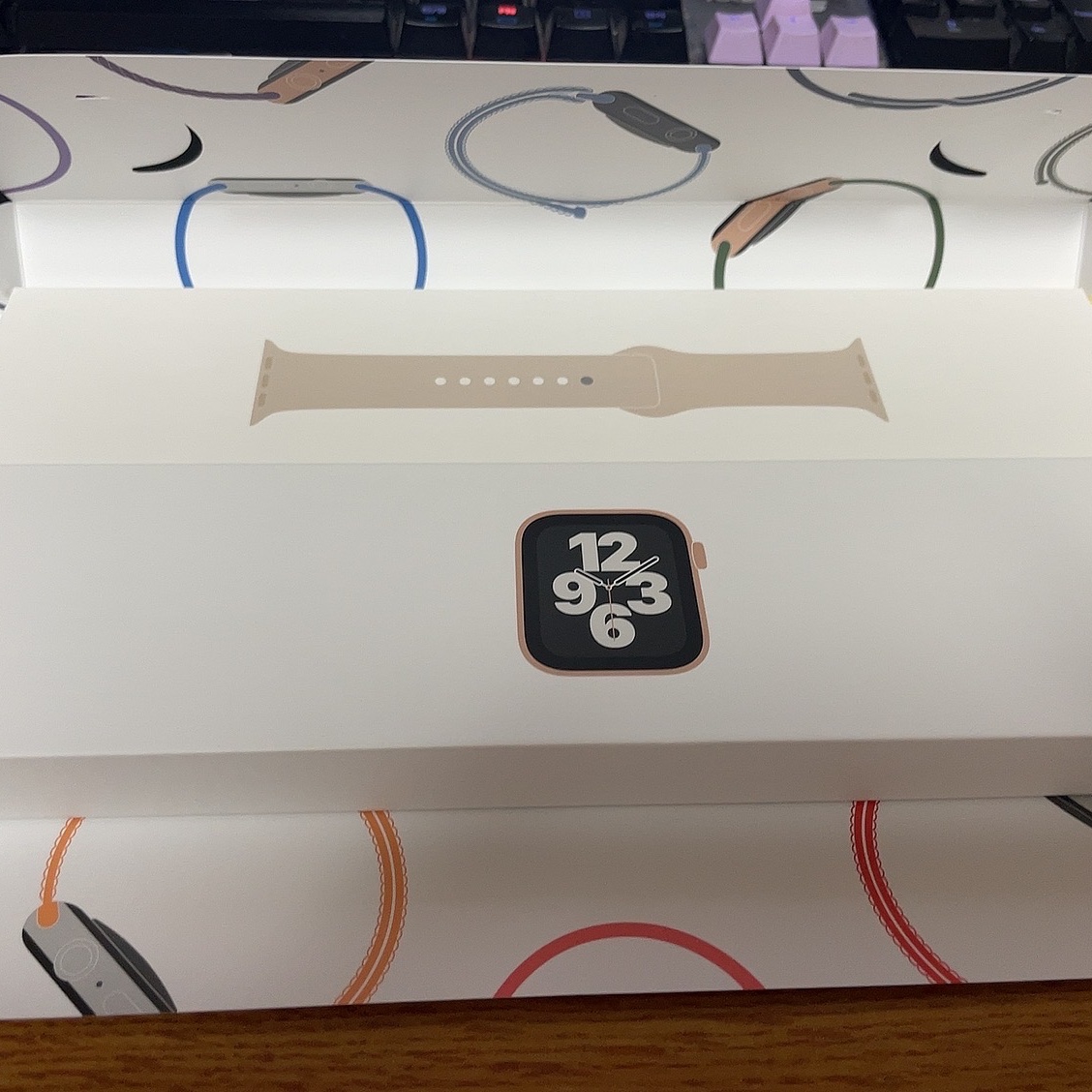 Apple Watch SE 44mm GPS Gold Aluminum Case with Sport Band Starlight (Korean Ver.) 착용 스타일 - 2