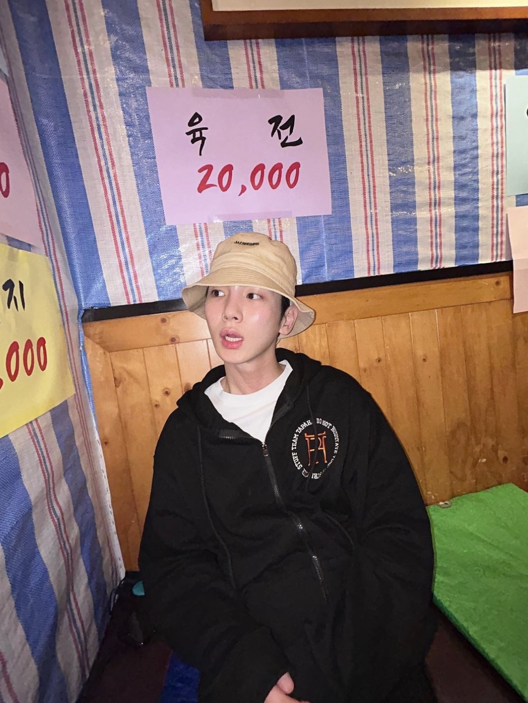 Jacquemus Le Bob Gadjo Bow Bucket Hat Beige 착용 스타일 - 1