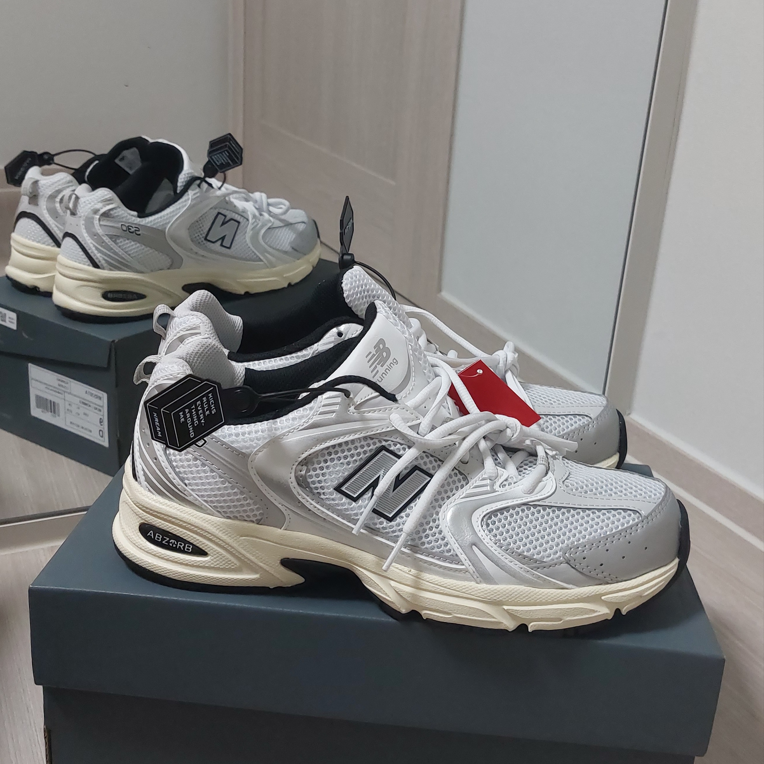 New Balance 530 Silver Cream 착용 스타일