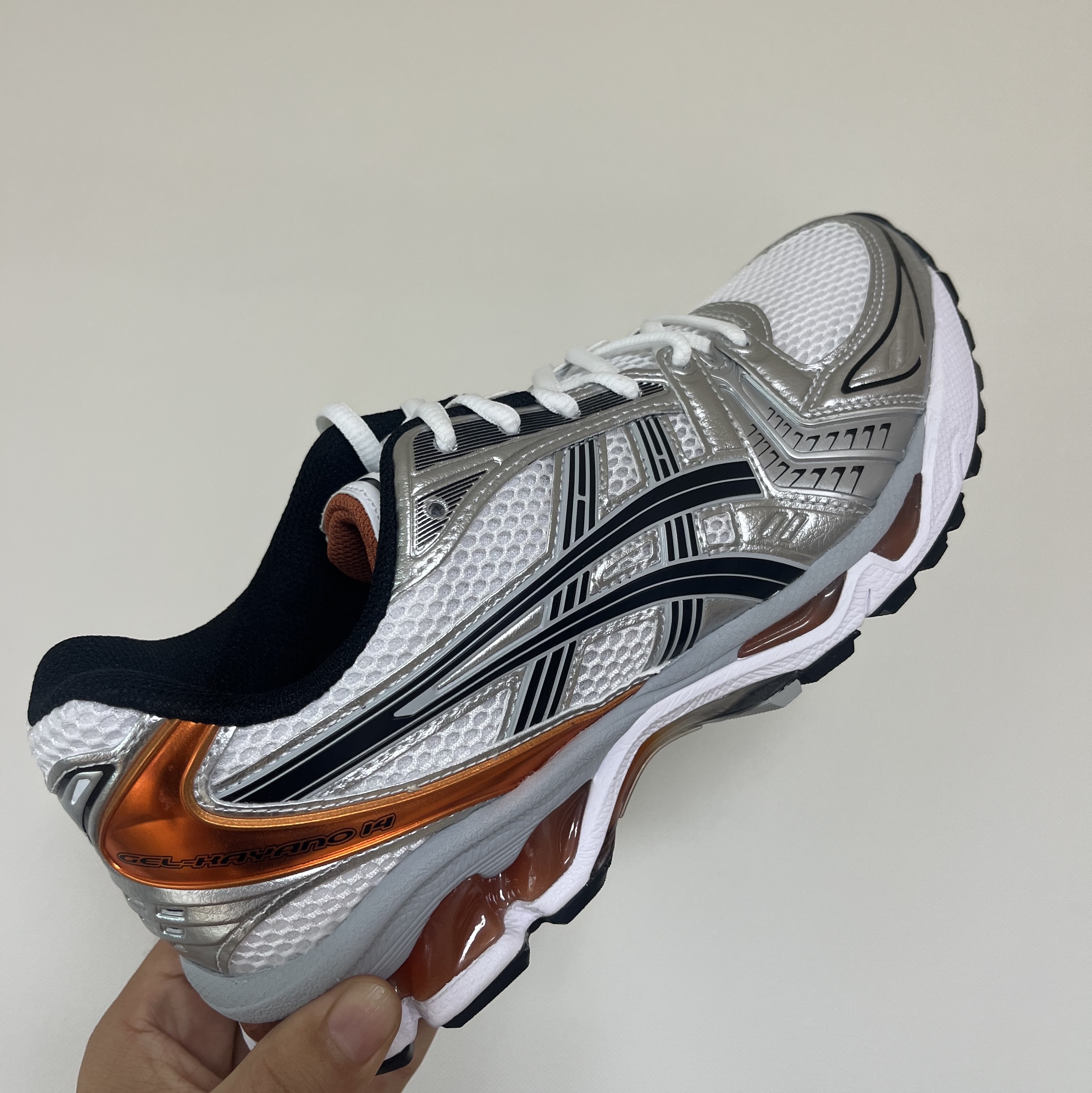 Asics Gel-Kayano 14 White Piquant Orange 착용 스타일 - 2