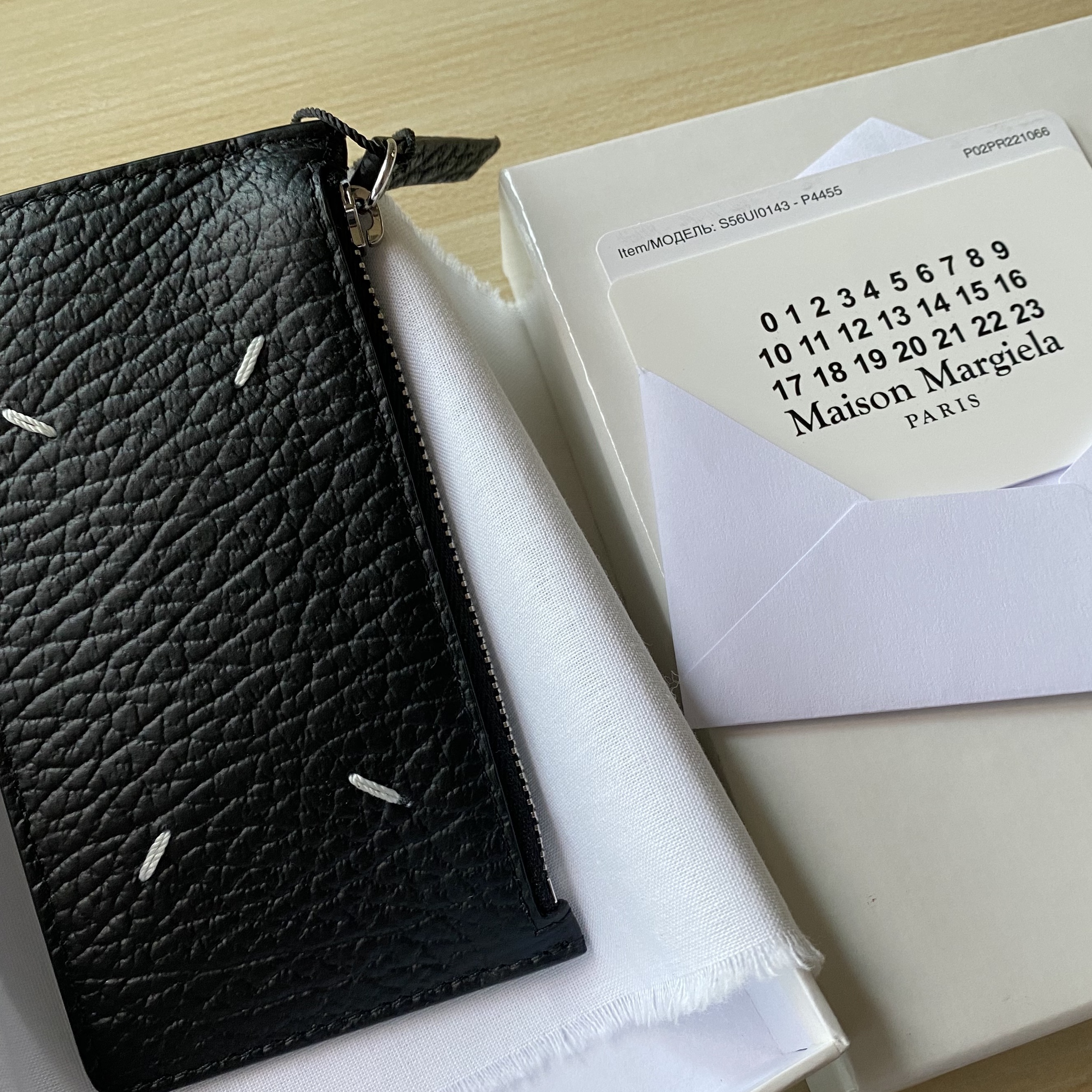 Maison Margiela Stitch Leather Zipped Card Holder Black 착용 스타일