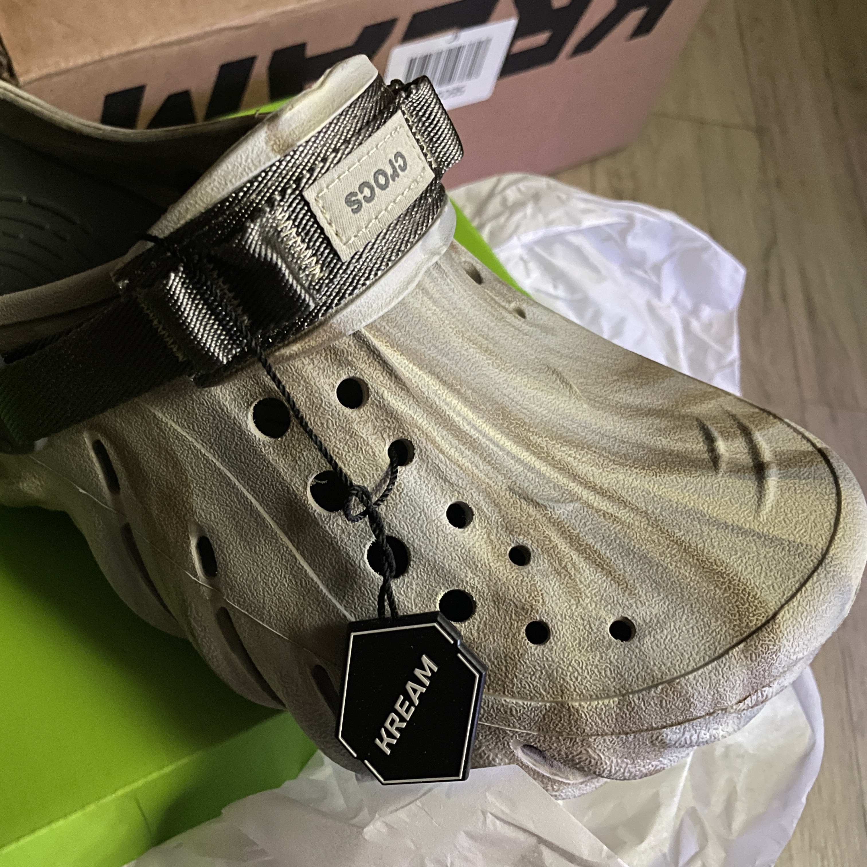 Crocs Echo Marbled Clog Bone Multi 착용 스타일 - 3