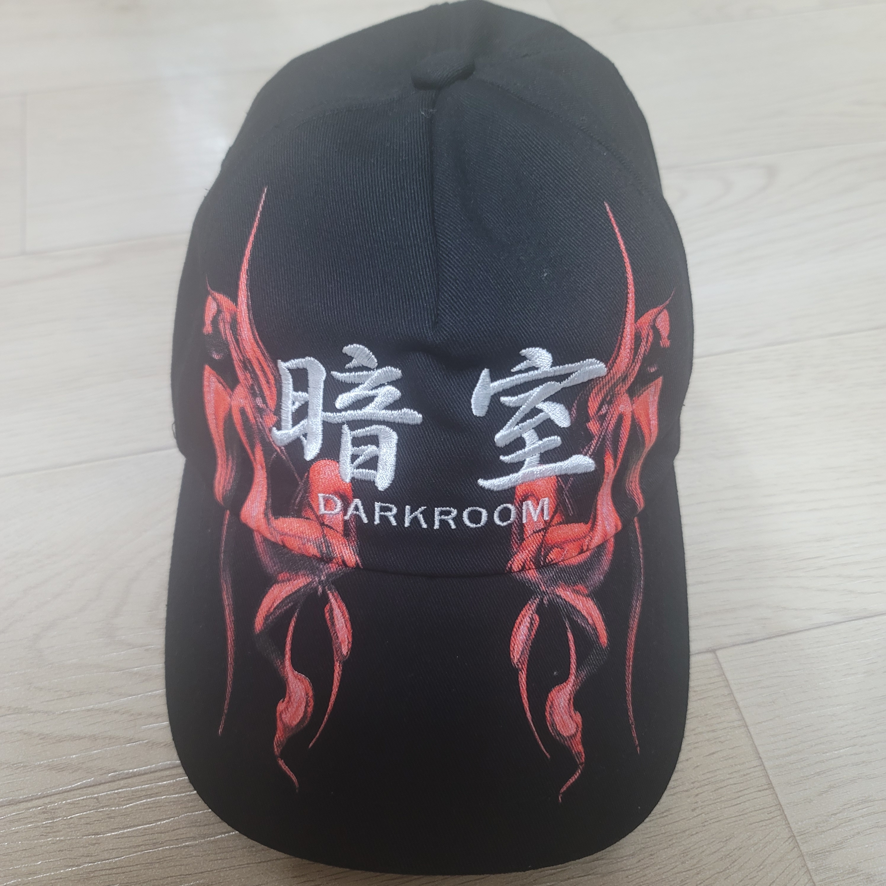Darkr8m Studio x Surin White Logo Cap Black 착용 스타일