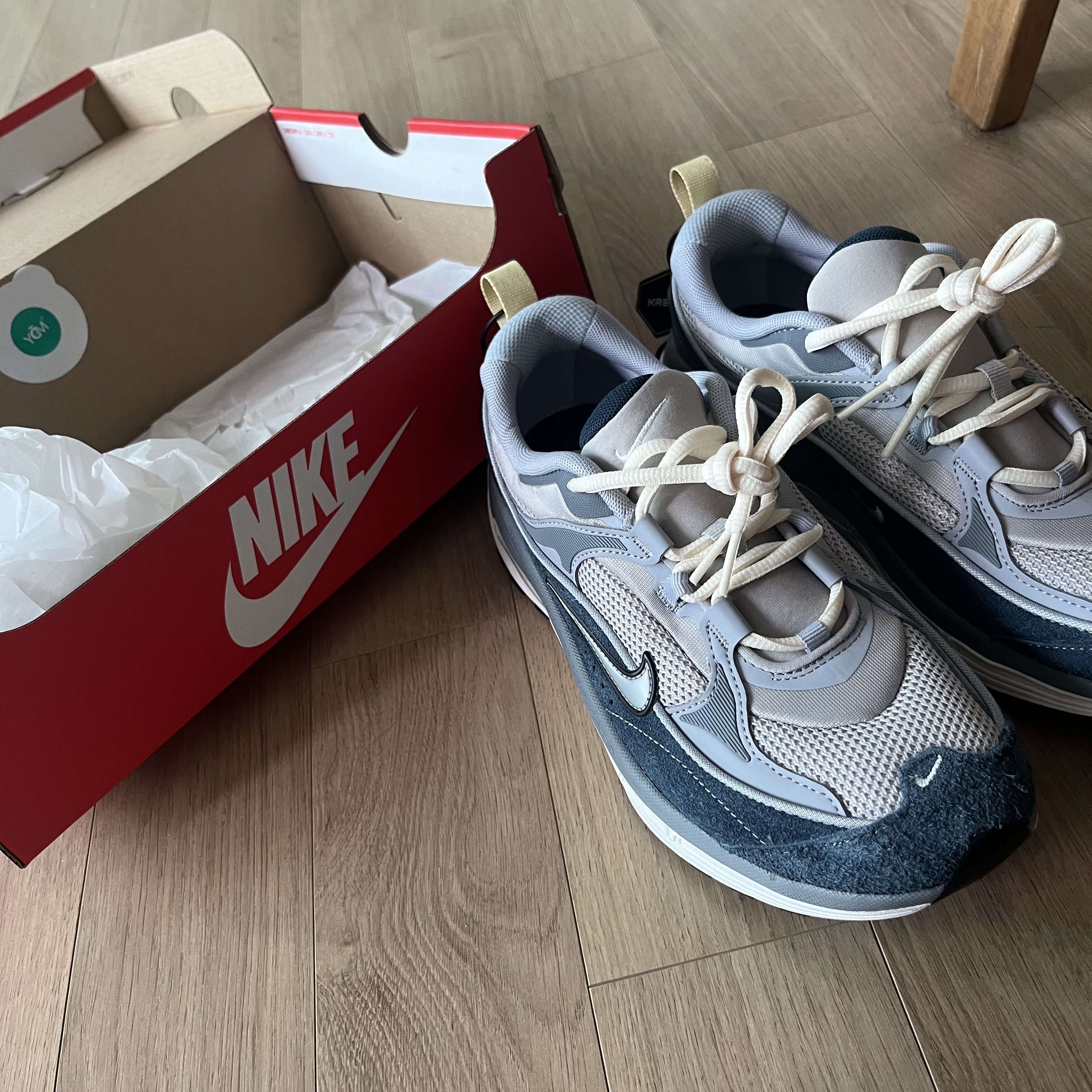 (W) Nike Air Max Bliss Light Iron Ore Armory Navy 착용 스타일