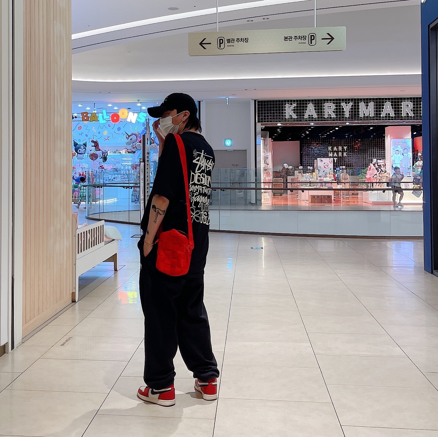 Stussy Summer LB T-Shirt Black, Supreme Woven Shoulder Bag Red - 23SS 착용 스타일 - 2