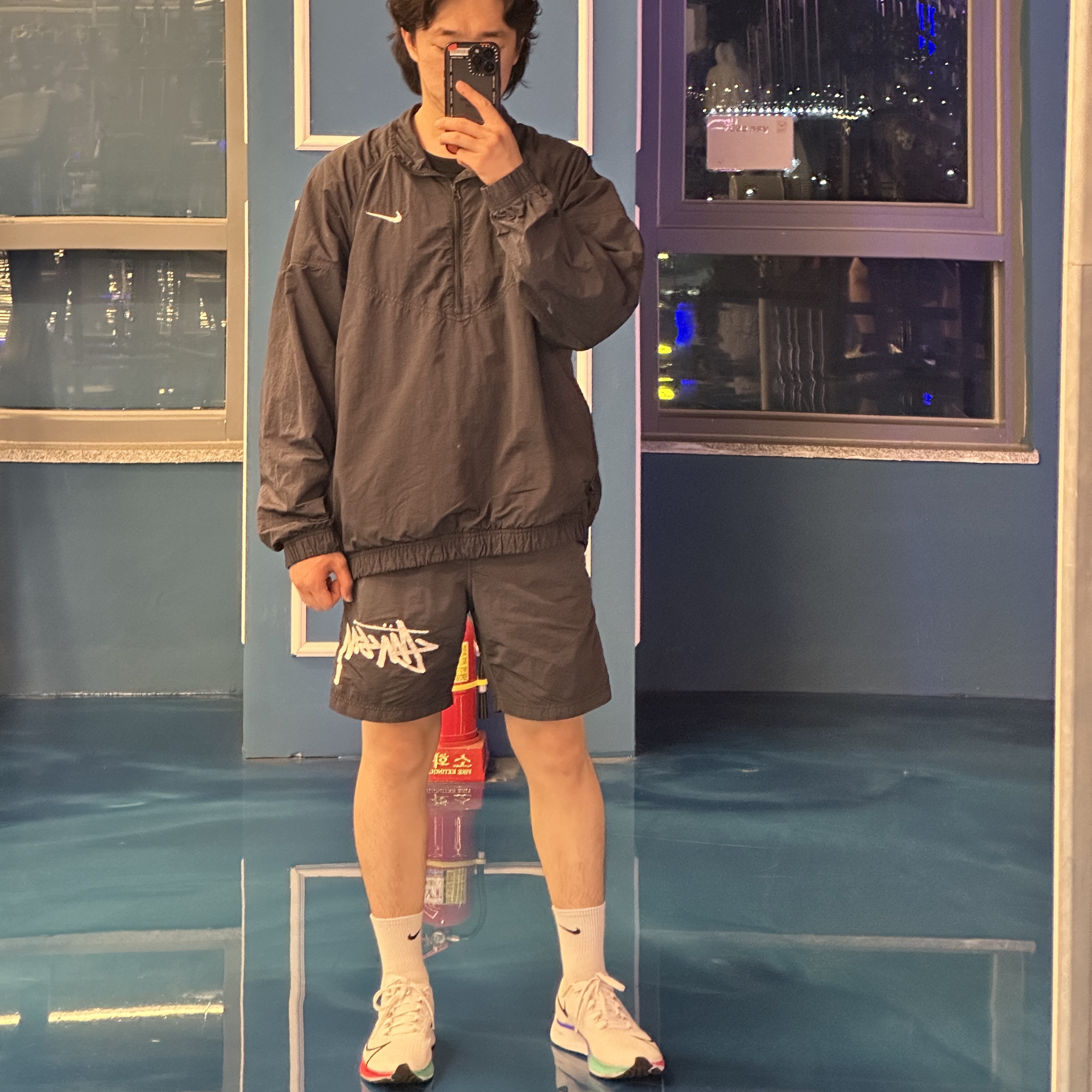 Nike x Stussy Windrunner Jacket Off Noir, Nike x Stussy Water Shorts Off Noir 착용 스타일 - 1