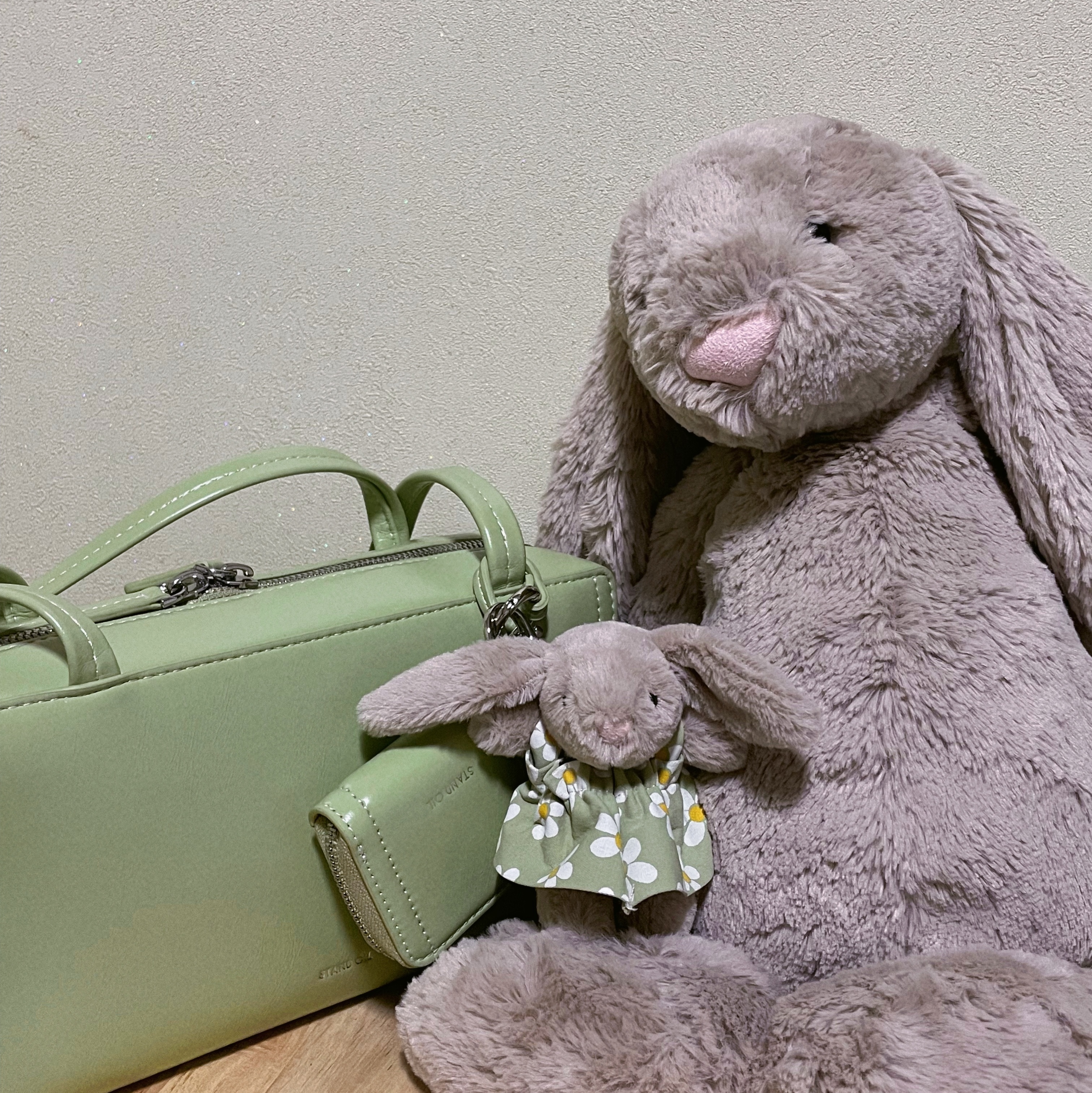 Jellycat Bashful Bunny Bag Charm Beige, Jellycat Bashful Bunny Large Beige 착용 스타일