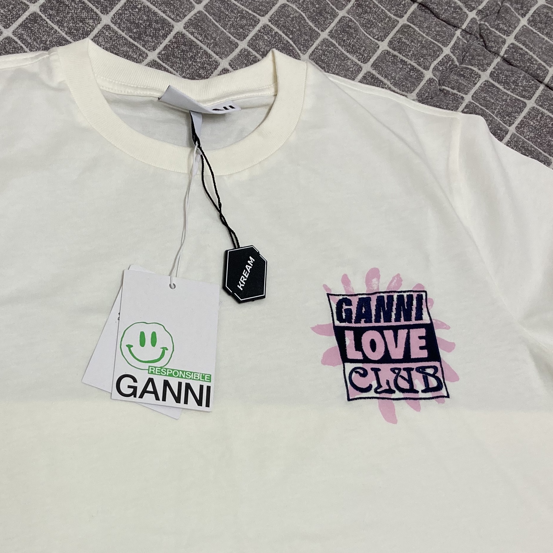(W) Ganni Love Club T-Shirt Egret 착용 스타일