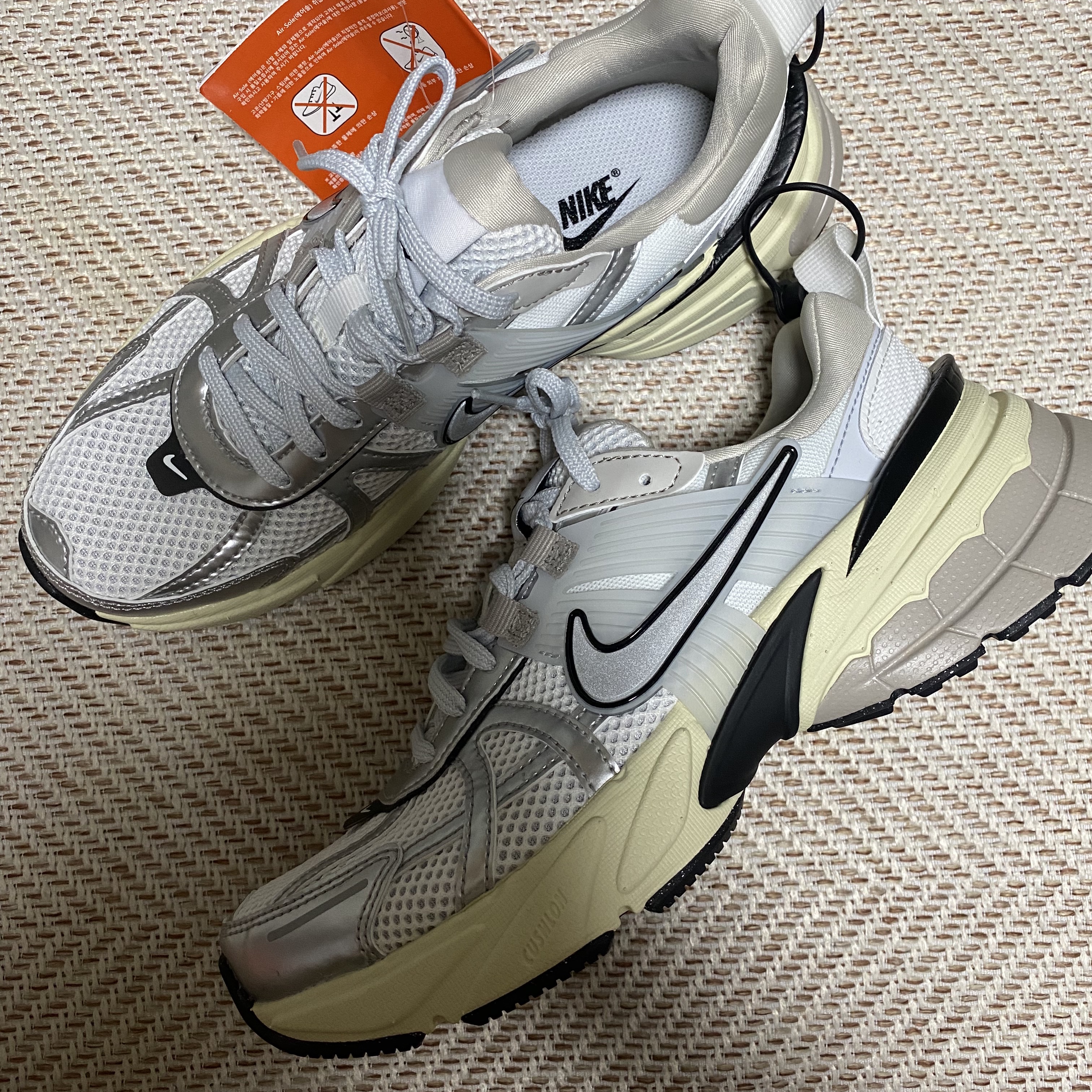 Nike V2K Run Summit White Metallic Silver 착용 스타일