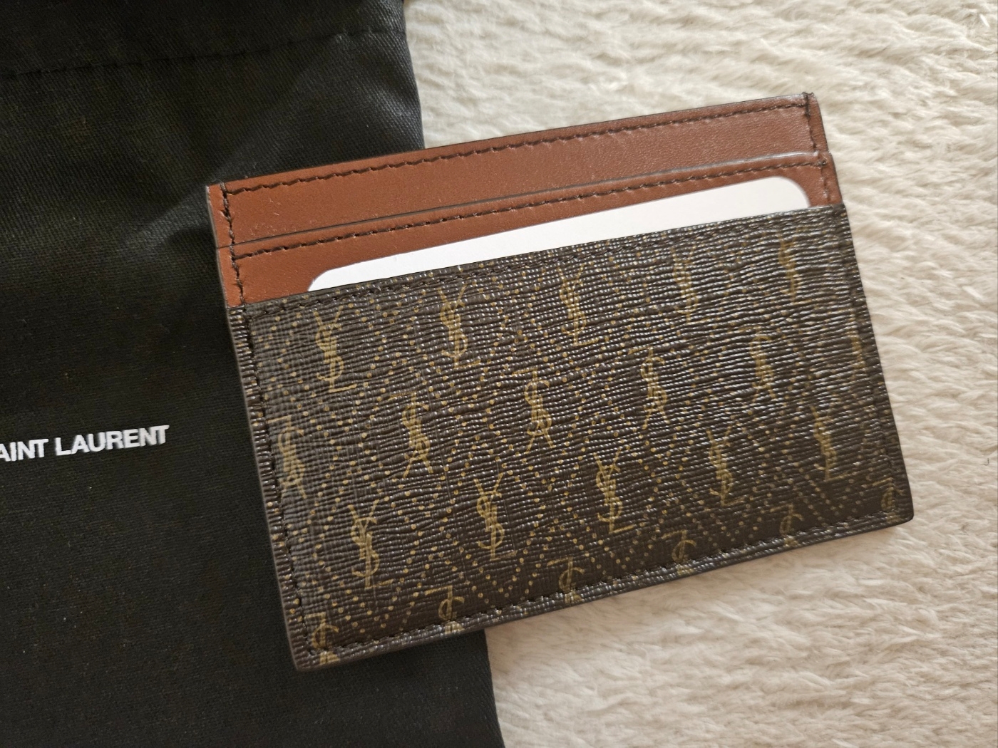 Saint Laurent Le Monogramme Card Holder in Saint Laurent Monogram Canvas Chestnut 착용 스타일 - 2