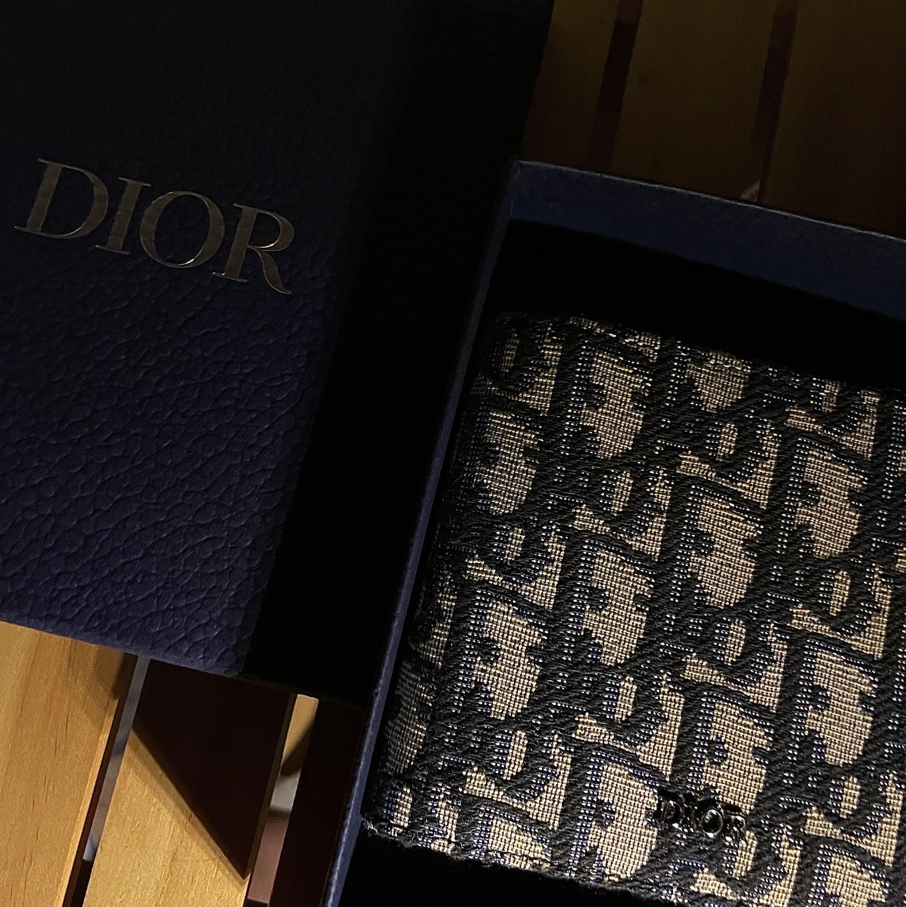 Dior Compact Wallet Beige & Black Dior Oblique Jacquard 착용 스타일