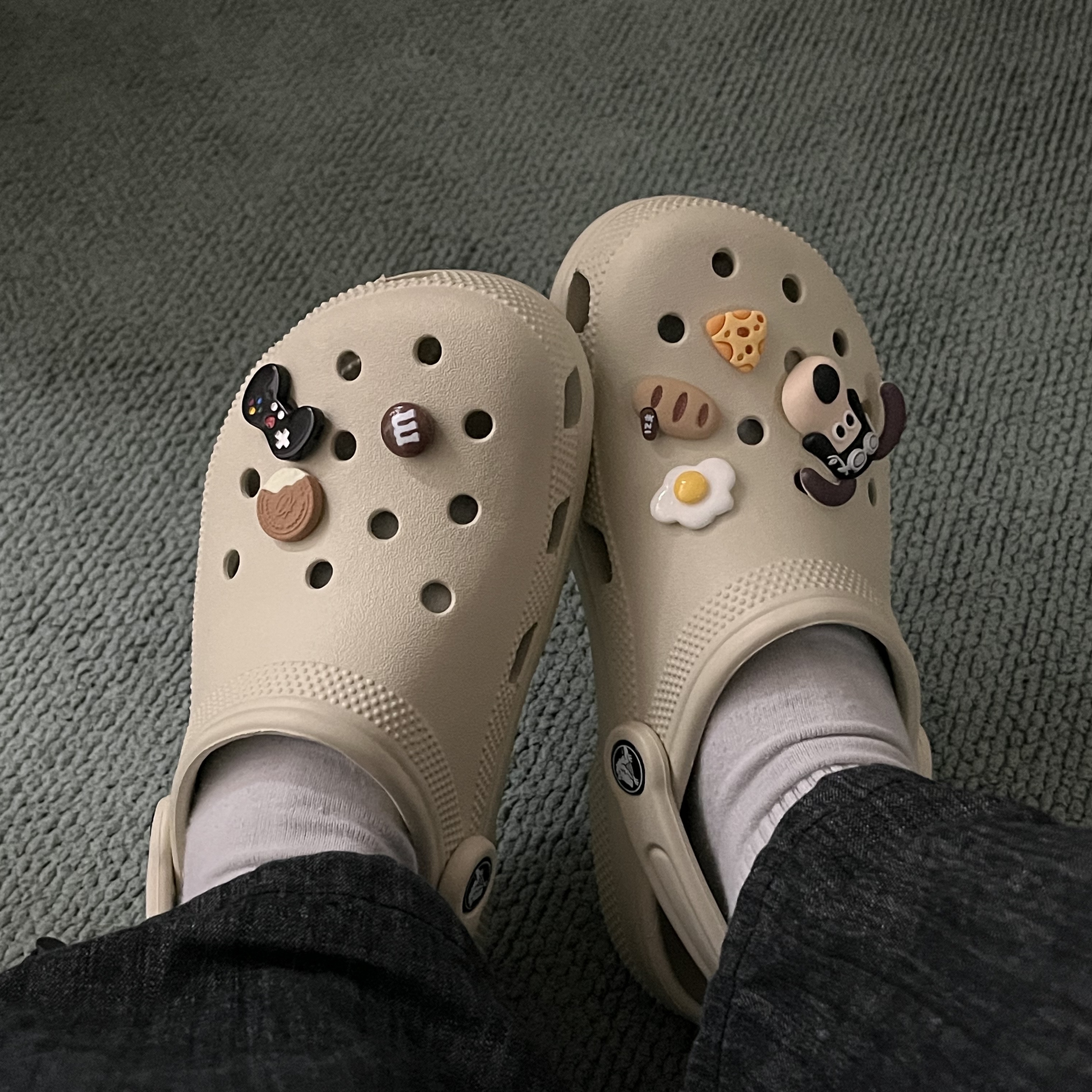 Crocs Classic Clog Bone 착용 스타일