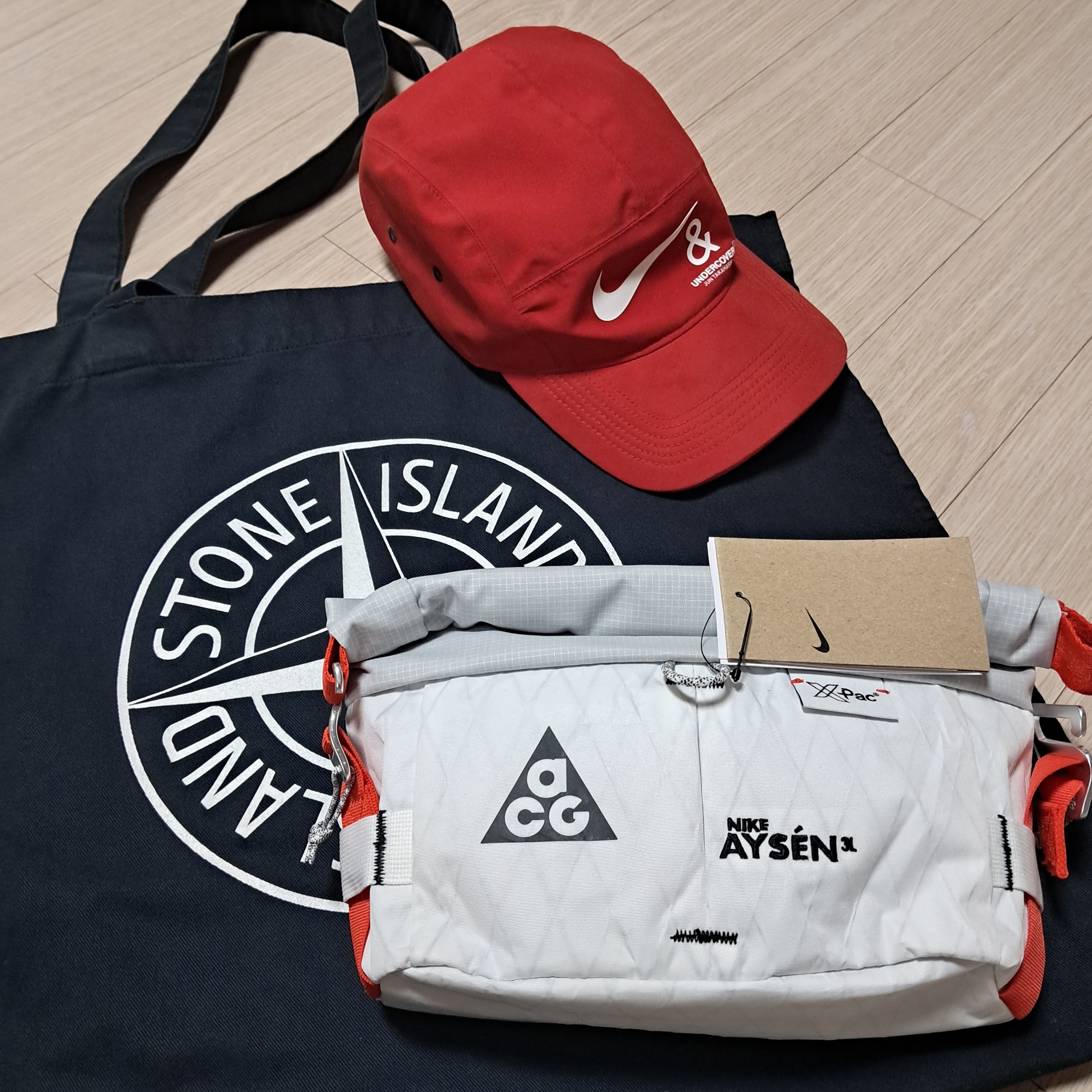 Nike ACG Aisen Penny Pack 3L White Photon Dust, Nike x Undercover NRG AW84 TC Adjustable Cap Red 착용 스타일