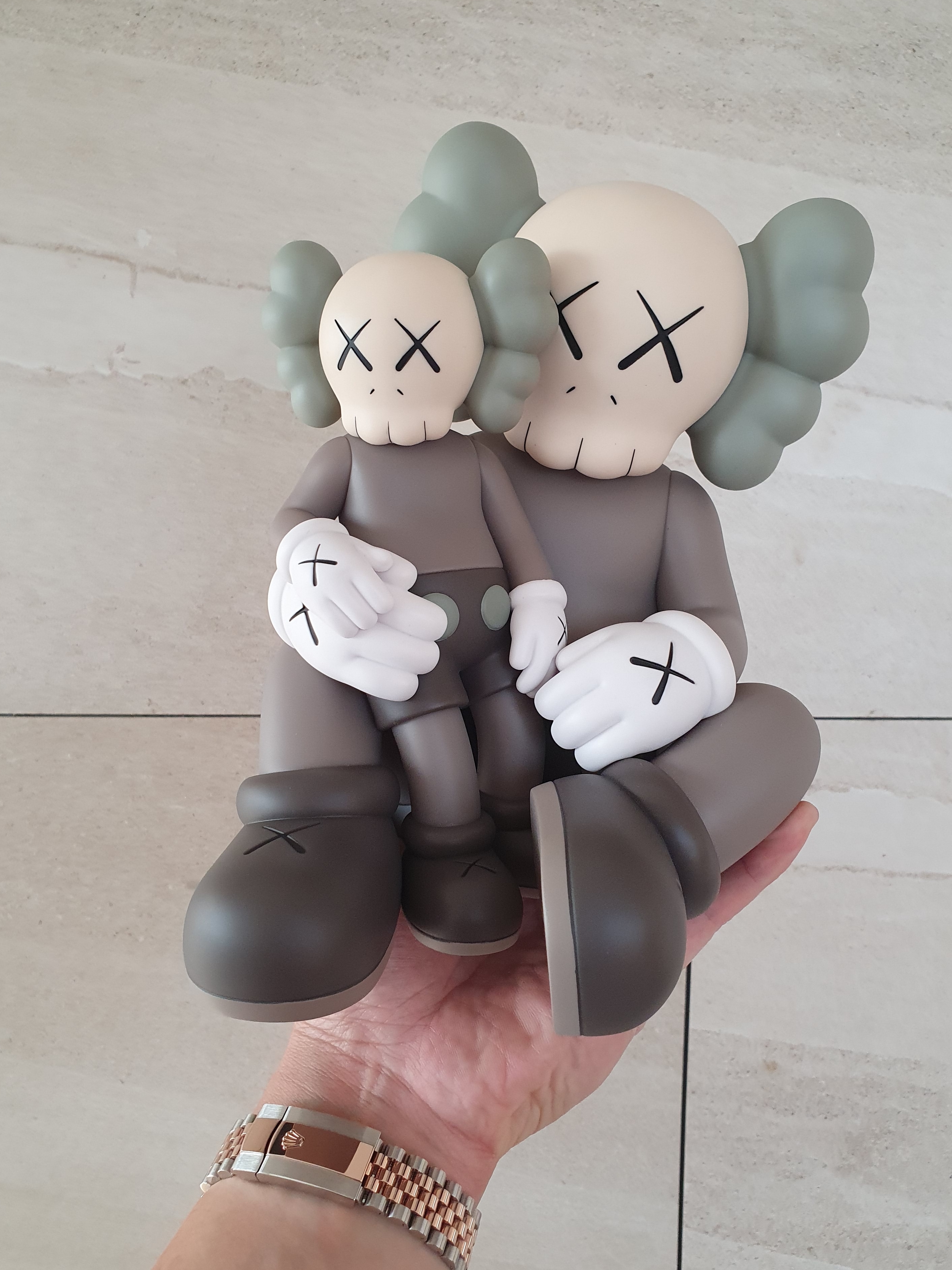 Kaws Holiday Changbai Mountain Vinyl Figure Brown 착용 스타일