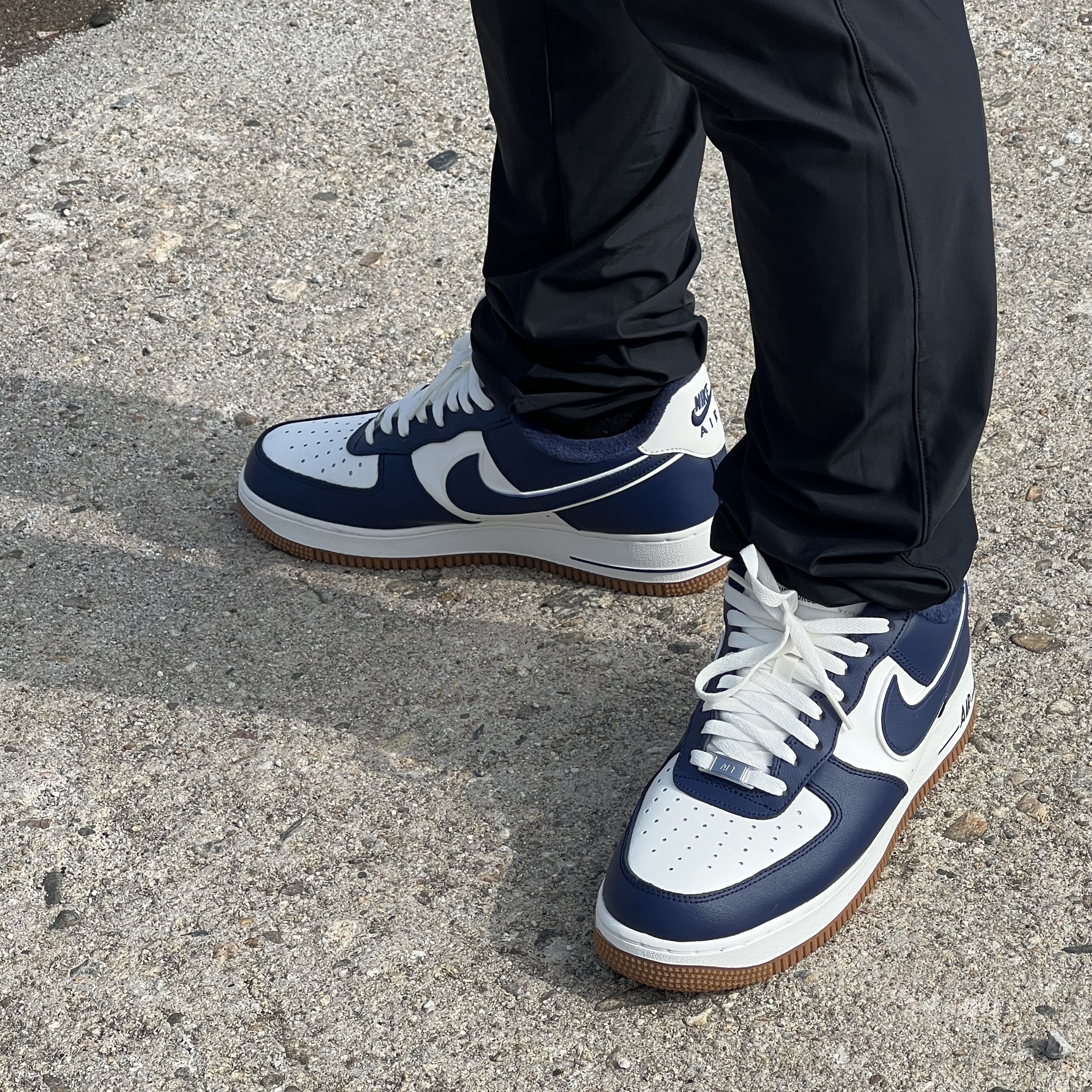 Nike Air Force 1 '07 LV8 Midnight Navy 착용 스타일