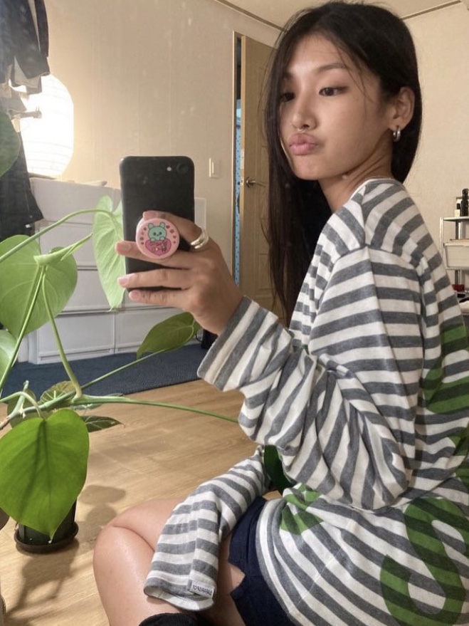 [KREAM 단독] Safarispot Women 1/2 Ticketing Stripe Border Tee Gray 착용 스타일 - 3