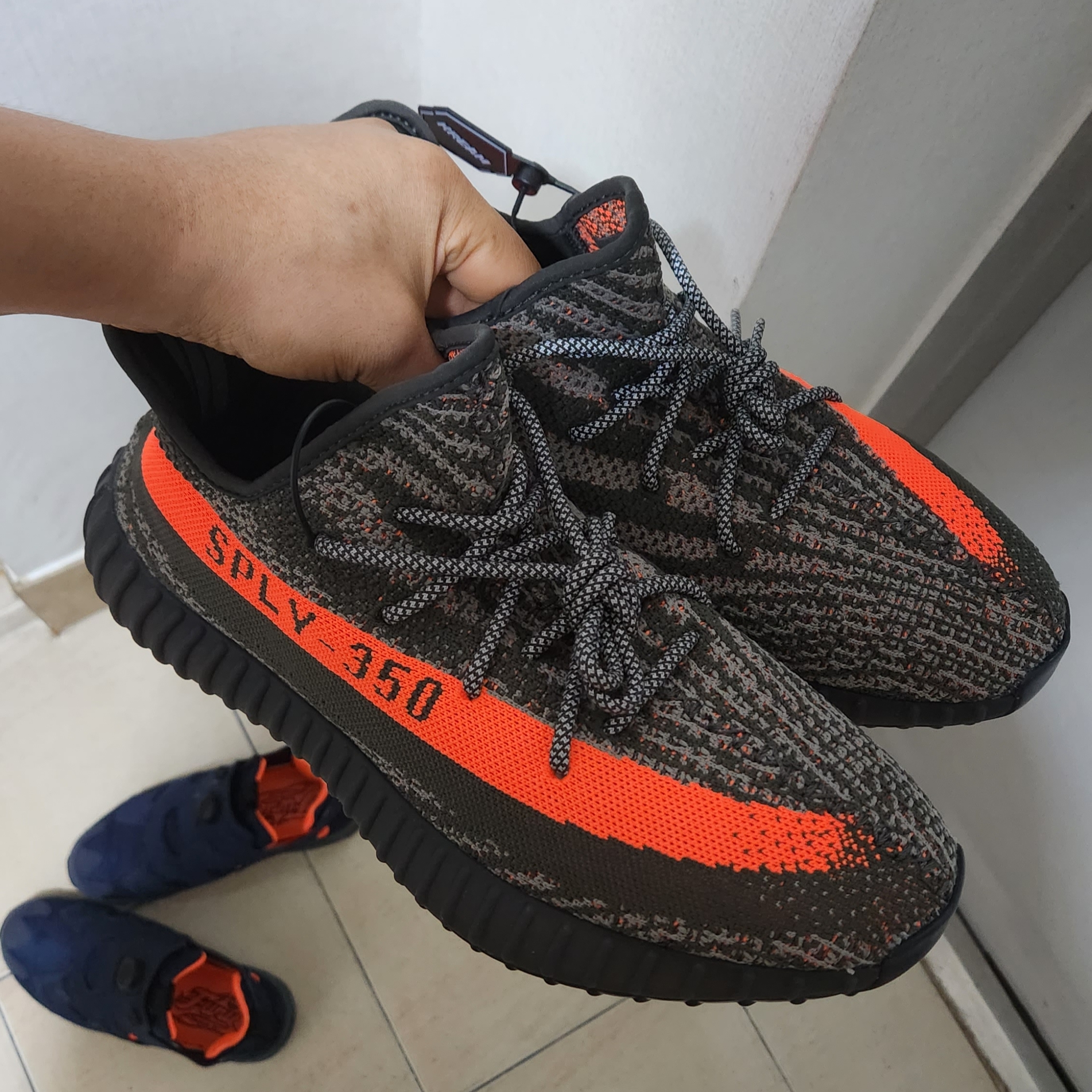 Adidas Yeezy Boost 350 V2 Carbon Beluga 착용 스타일