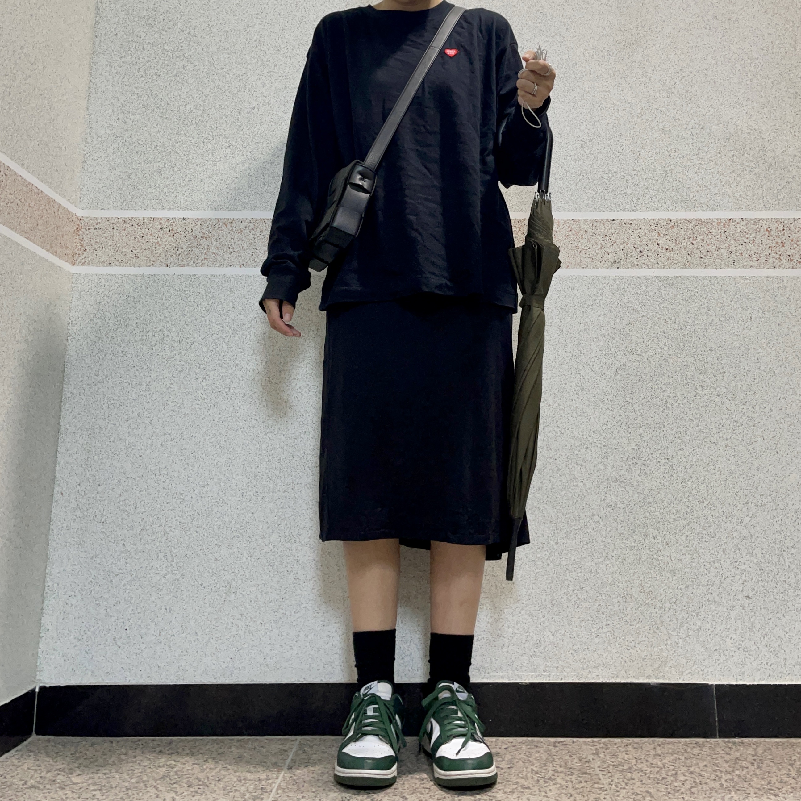 Nike Dunk Low Retro Varsity Green, Bottega Veneta Small Lambskin Leather Cassette Black 착용 스타일 - 2