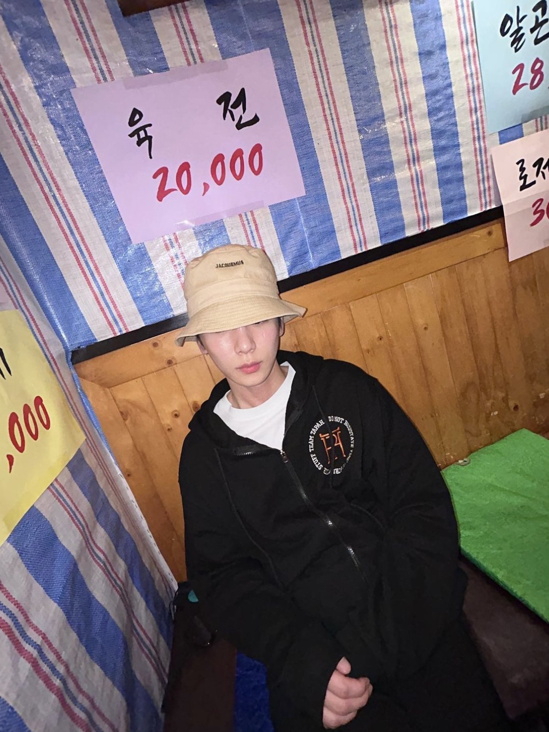 Jacquemus Le Bob Gadjo Bow Bucket Hat Beige 착용 스타일 - 2