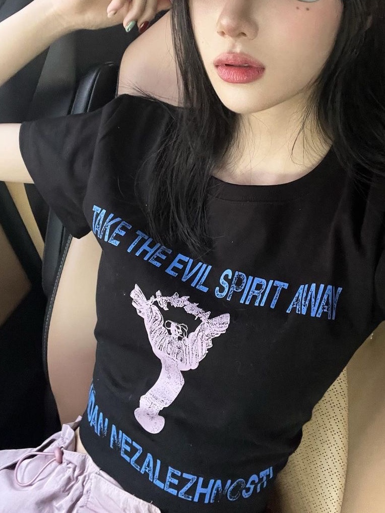 Thevinylhouse Statue T-Shirt Black, Thevinylhouse Statue T-Shirt White 착용 스타일 - 1