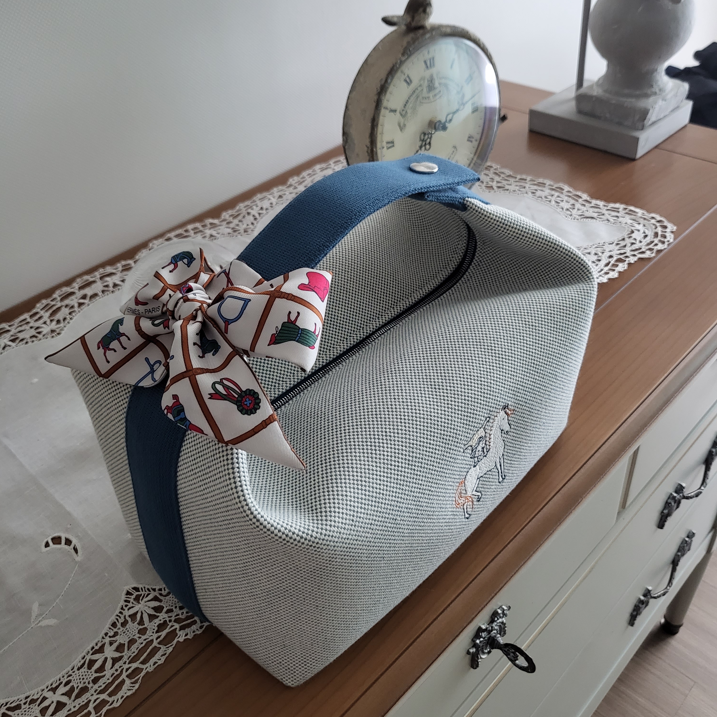 Hermes Large Bride-A-Brac Cabriole Case Canvas & Bleu Nattier 착용 스타일