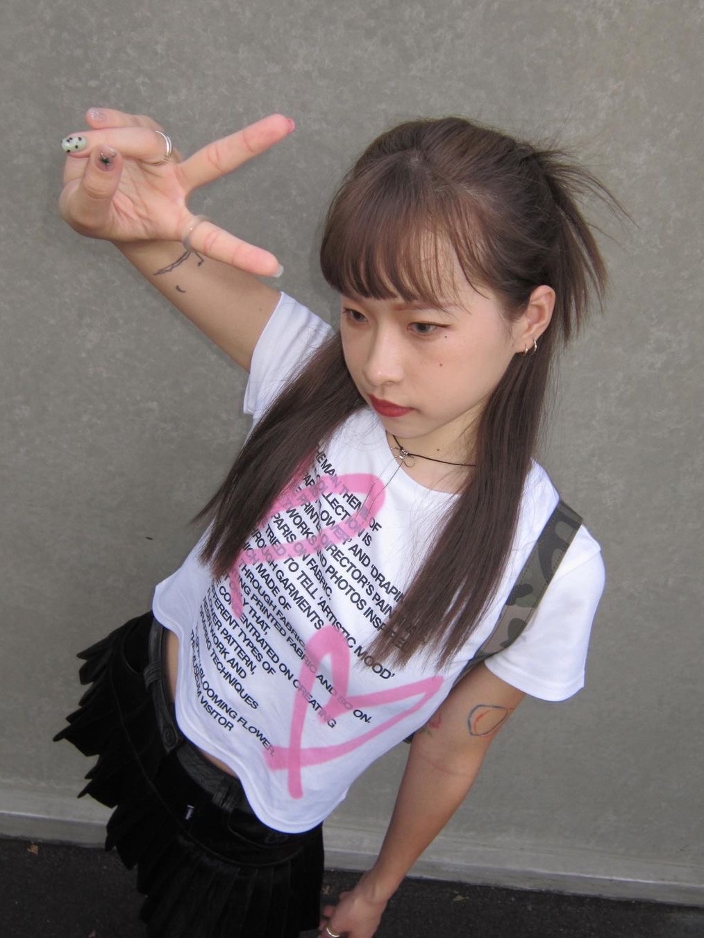 The Museum Visitor Women Crop Heart Sprayed T-Shirts White, The Museum Visitor Crop Heart Sprayed T-Shirt White 착용 스타일 - 1