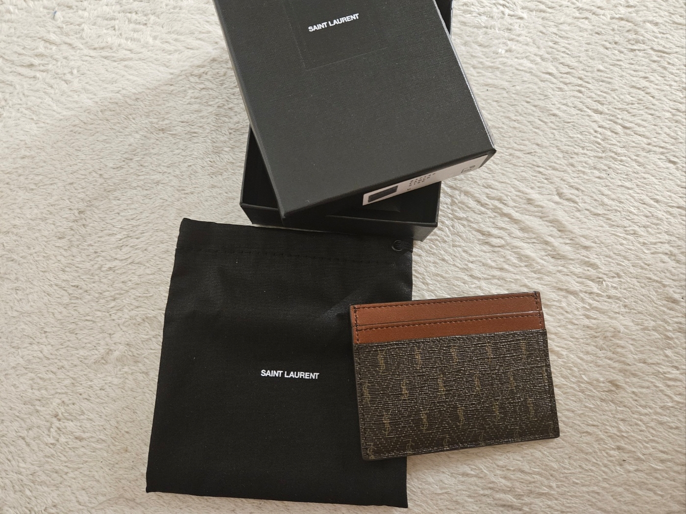 Saint Laurent Le Monogramme Card Holder in Saint Laurent Monogram Canvas Chestnut 착용 스타일 - 1