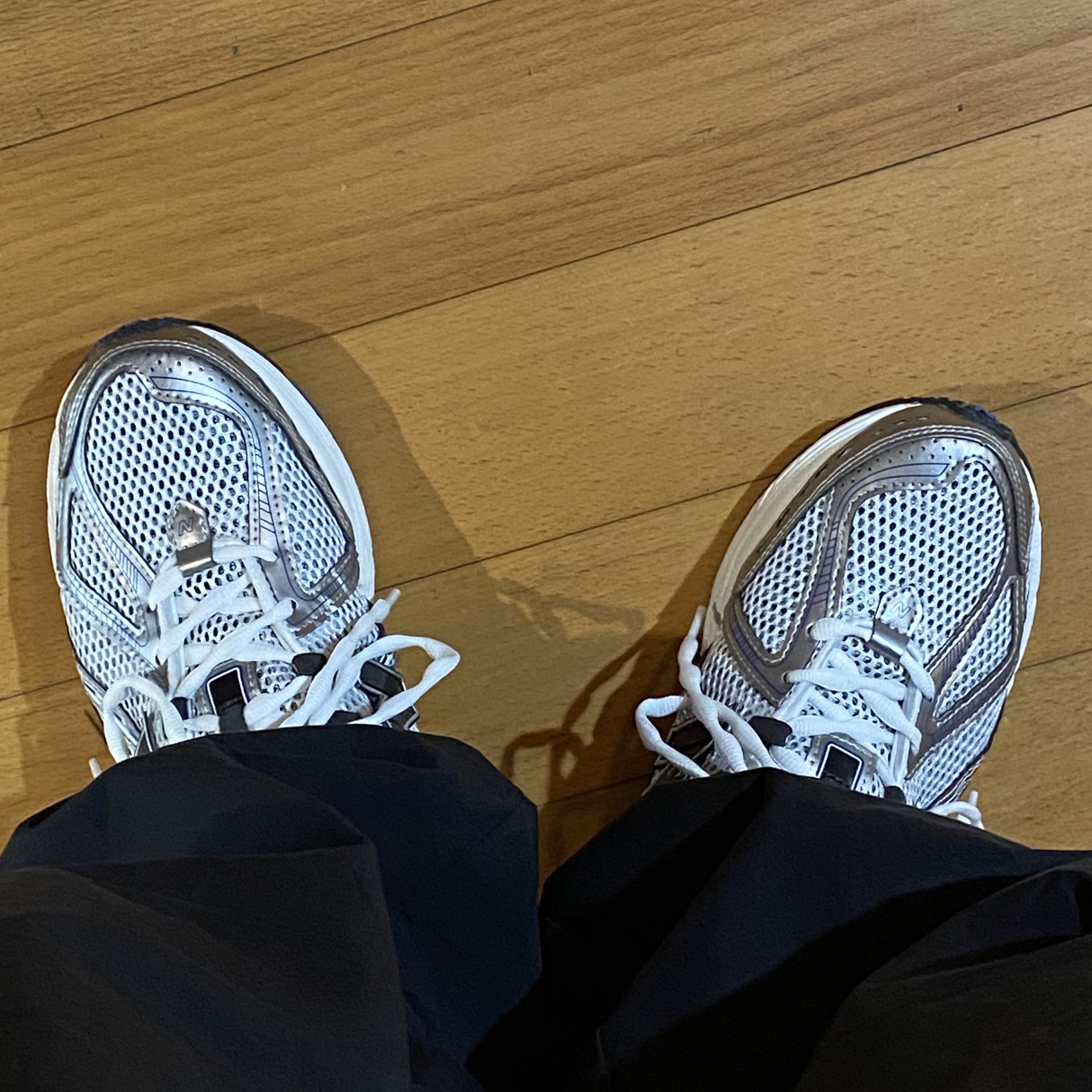 New Balance 1906R Silver Metallic, Apple Watch Series 7 45mm Cellular Silver Stainless Steel Case with Sport Band Starlight (Korean Ver.) 착용 스타일 - 3