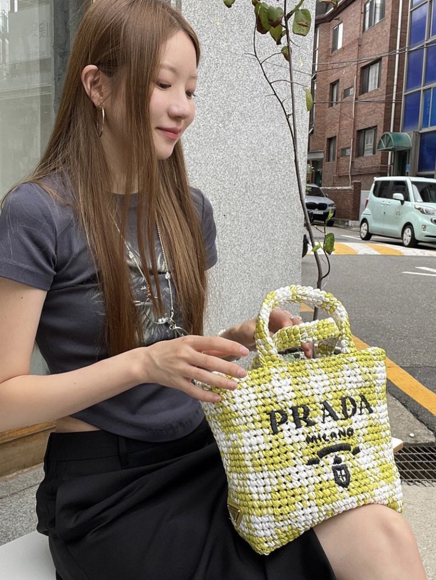 Prada Small Crochet Tote Bag Citron Yellow 착용 스타일