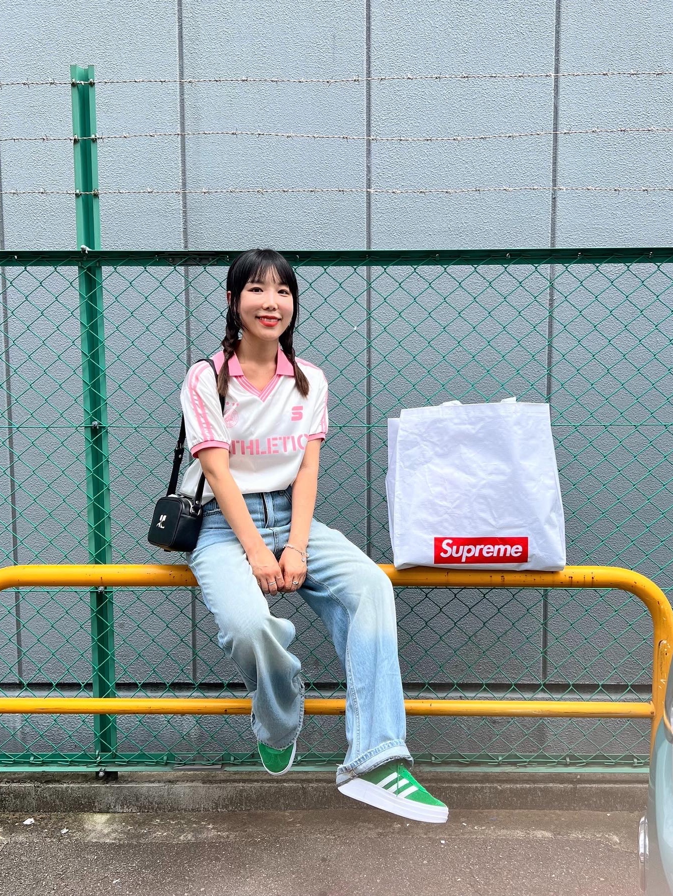 Courreges Reedition Camera Bag Black, (W) Adidas Gazelle Bold Green Cloud White 착용 스타일 - 2
