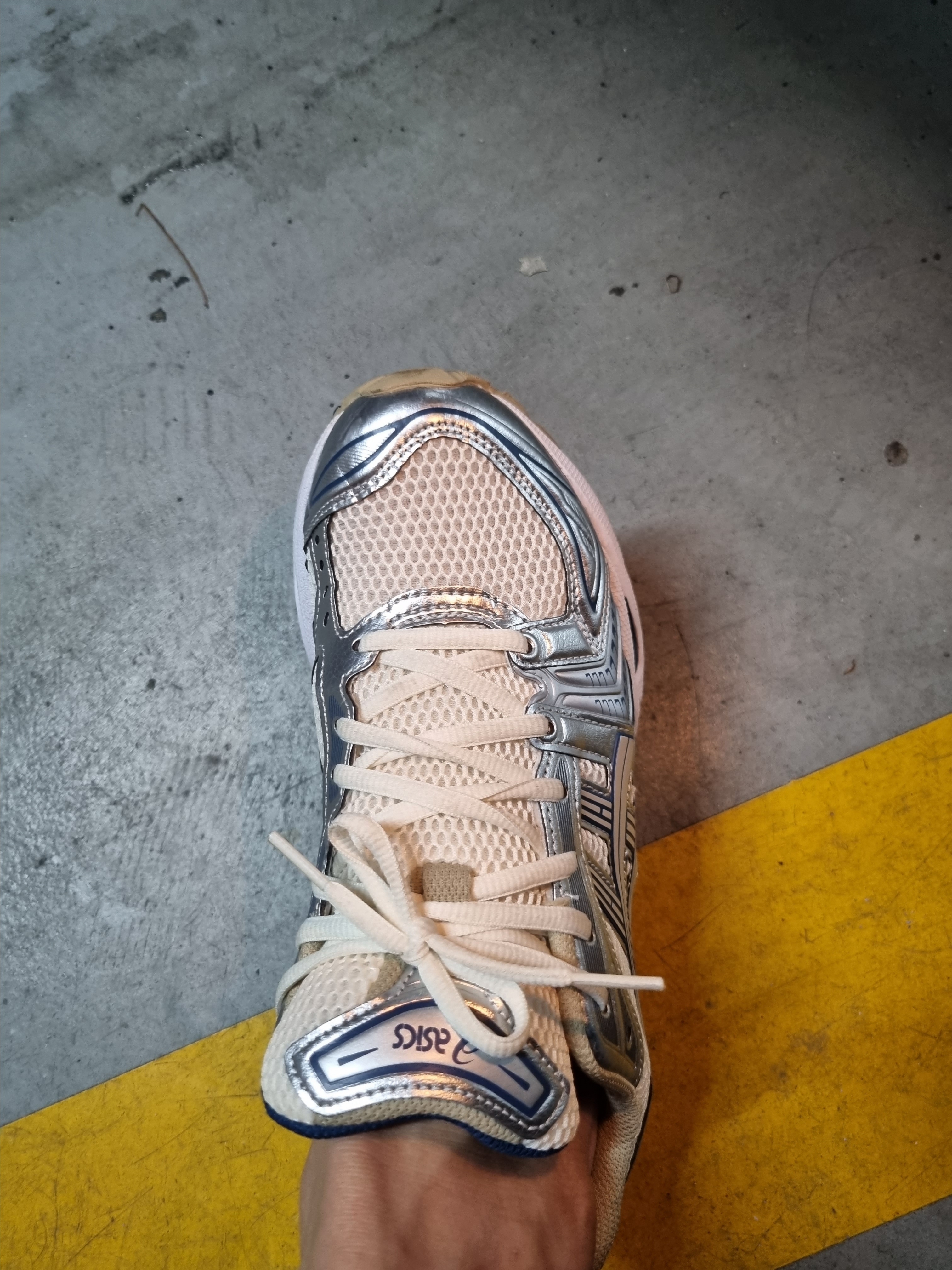 Asics Gel-Kayano 14 Cream Pure Silver 착용 스타일