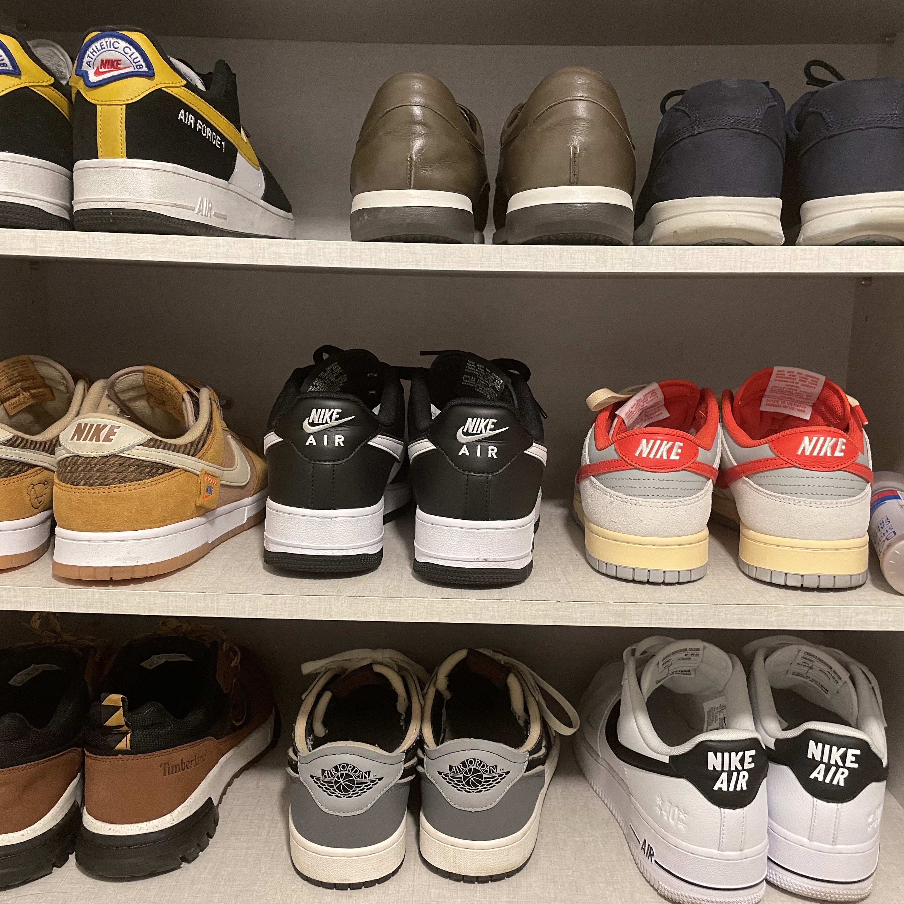 Jordan 1 Retro Low OG EX Black and Smoke Grey, Nike Air Force 1 '07 LV8 40th Anniversary Join Forces White Black 착용 스타일
