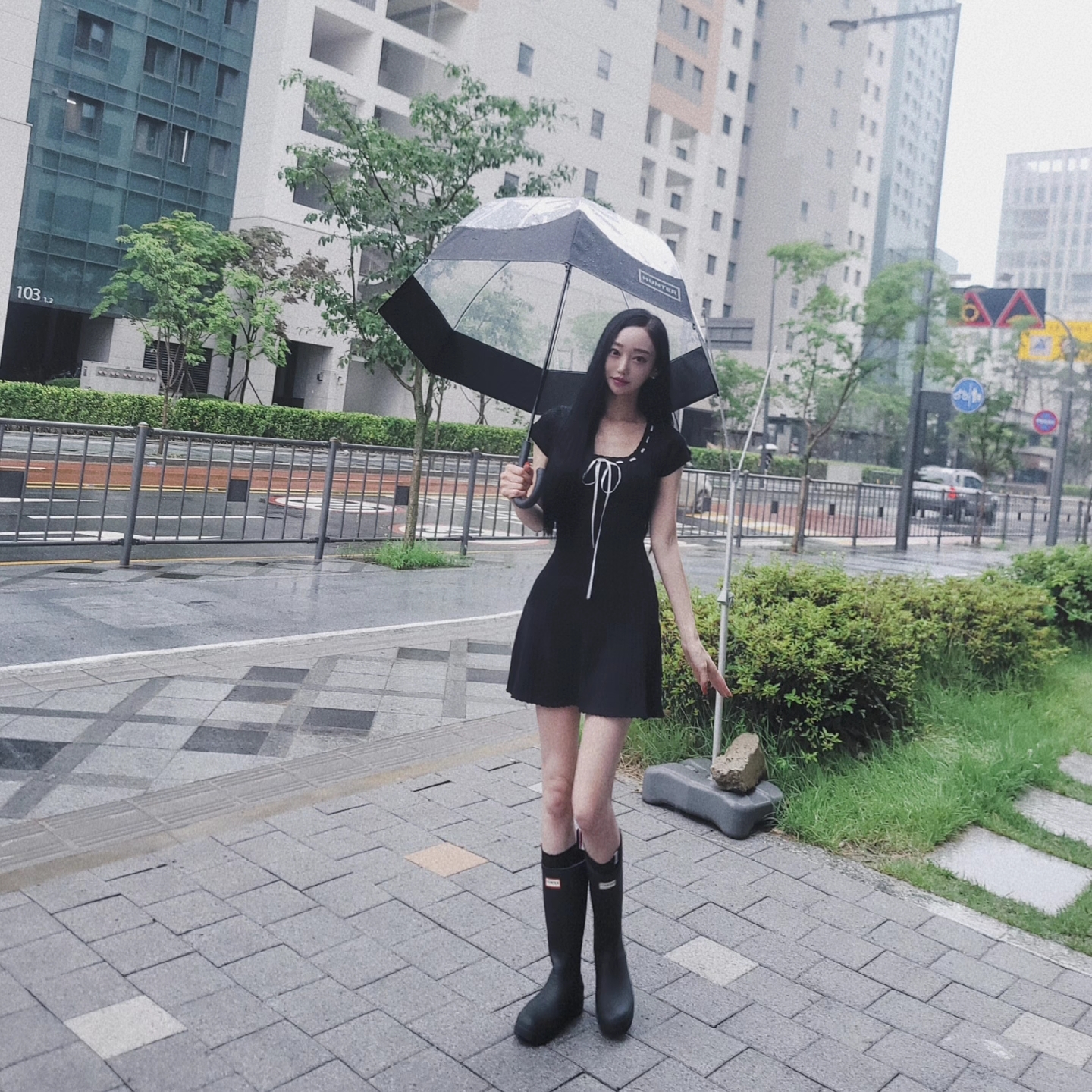 (W) Hunter Play Tall Wellington Rain Boots Black 착용 스타일 - 3