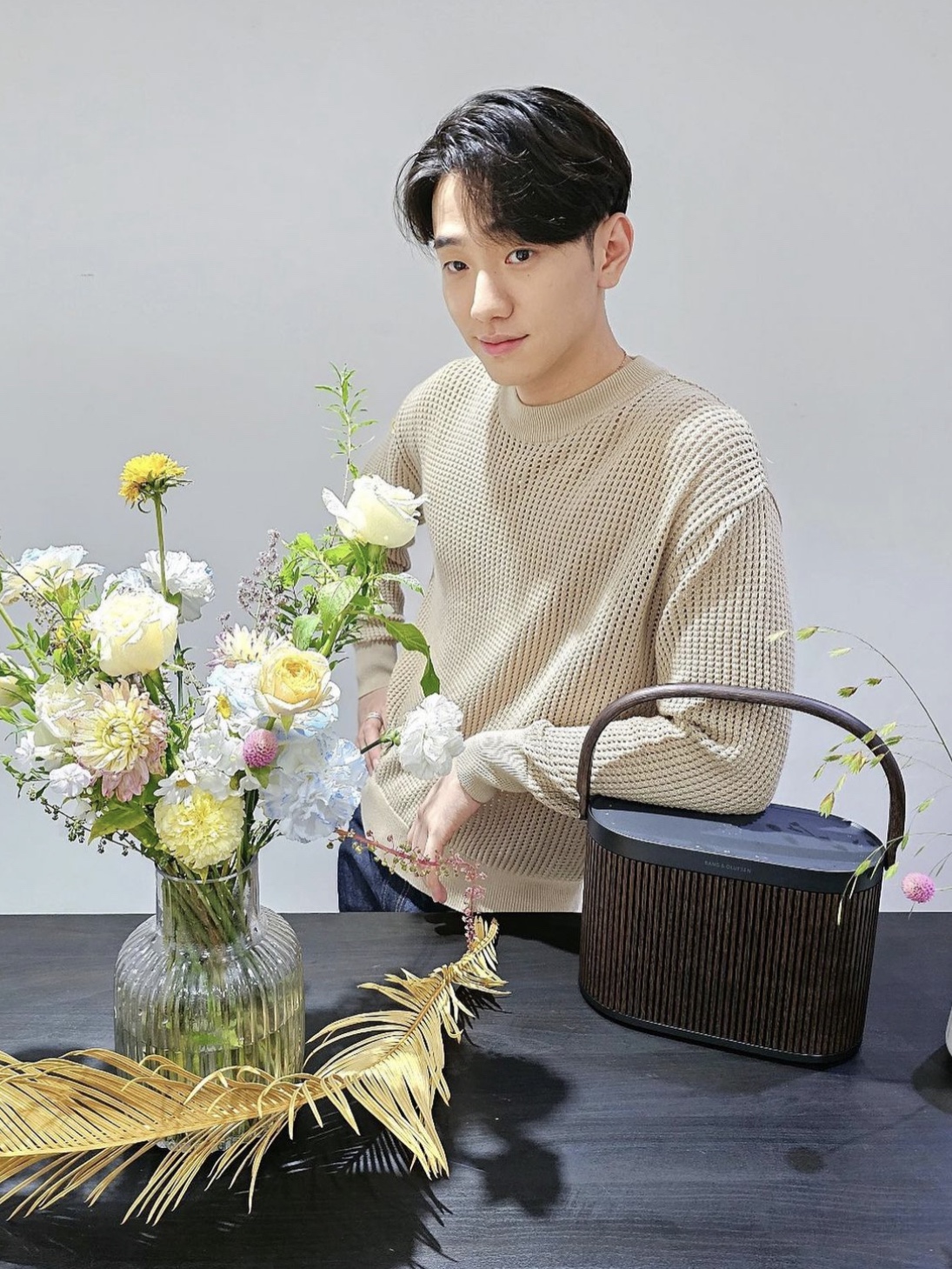 Bang & Olufsen Beosound A5 Dark Oak 착용 스타일 - 1