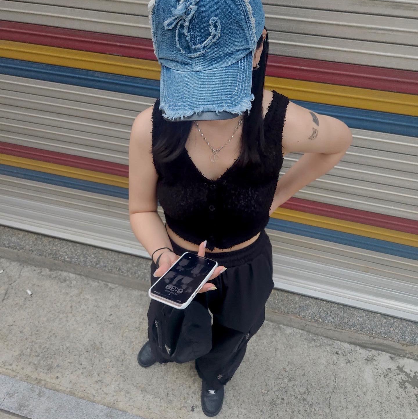 Prada Re-Nylon Drawstring Pouch Black, [KREAM 단독] Etce Damaged Denim Cap Blue 착용 스타일 - 2