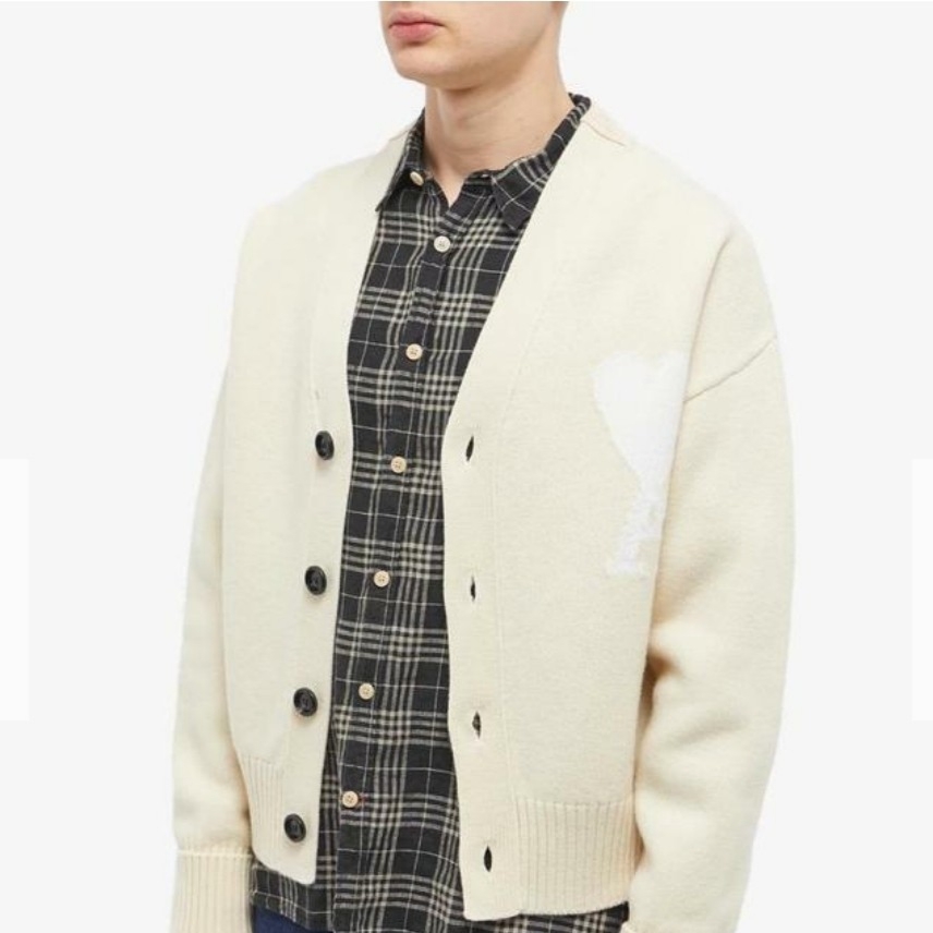AMI de Coeur Oversize Intarsia Cardigan Vanilla White 착용 스타일