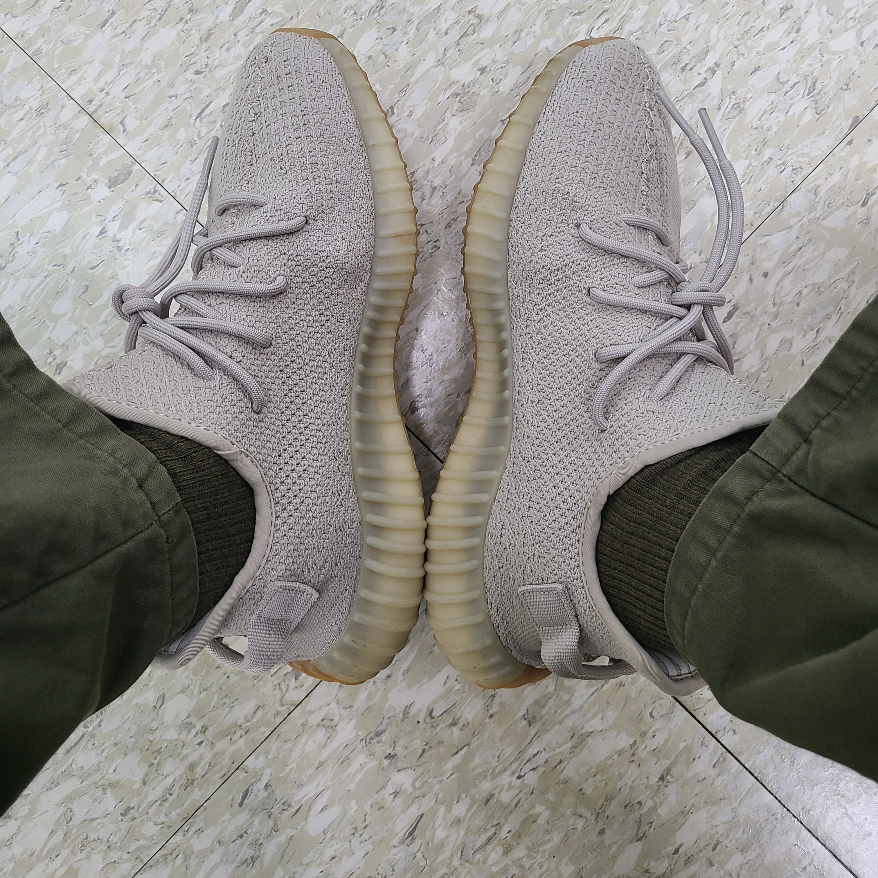 Adidas Yeezy Boost 350 V2 Sesame 2022 착용 스타일 - 2