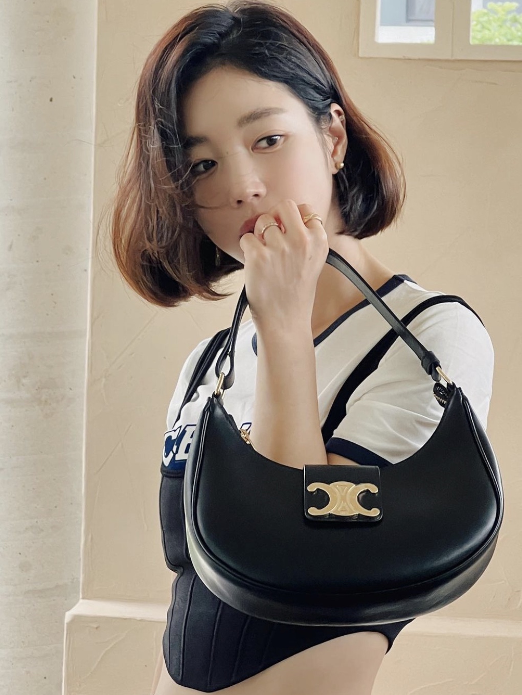Celine Medium Ava Triomphe Bag in Smooth Calfskin Black 착용 스타일